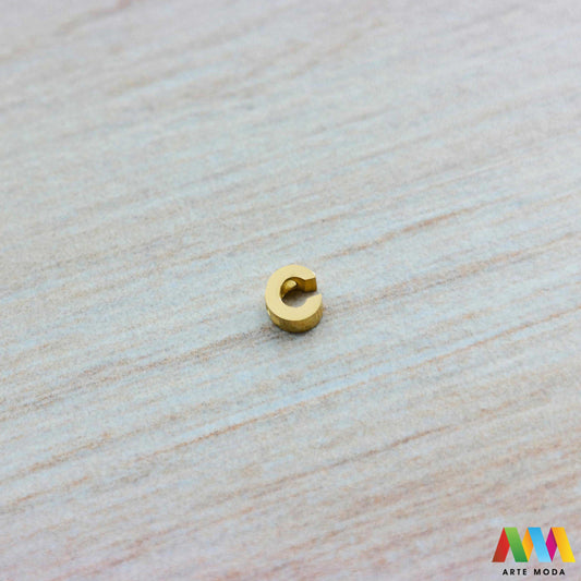 C slovo slova privjesak s jednom rupom privjesak od čelika privjesak čelik repromaterijal čelični ogrlice ogrlica narukvica narukvice nanožnica nehrđajući Slova izrađena od nehrđajućeg čelika 316L koja služe za izradu nakita poput narukvica ili ogrlica najčešće se koriste za nizanje na sajlu gumu flaks i ostale materijale