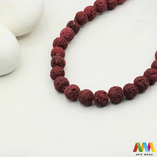 lava kamen vulkanska perle poludragi prirodni mat eterična ulja aromaterapija nakit izrada DIY repromaterijal mineral kristal narukvica ogrlica Tražite jedinstveni materijal za nakit Vulkanska lava je poludragi kamen s moćnom pričom Njegova porozna mat tekstura savršena je za izradu aromaterapijskog nakita jer sjajno upija i difuzira eterična ulja Lagan je simbolizira snagu i uzemljenje te je idealan za unisex i muške narukvice i ogrlice arte moda repromaterijal