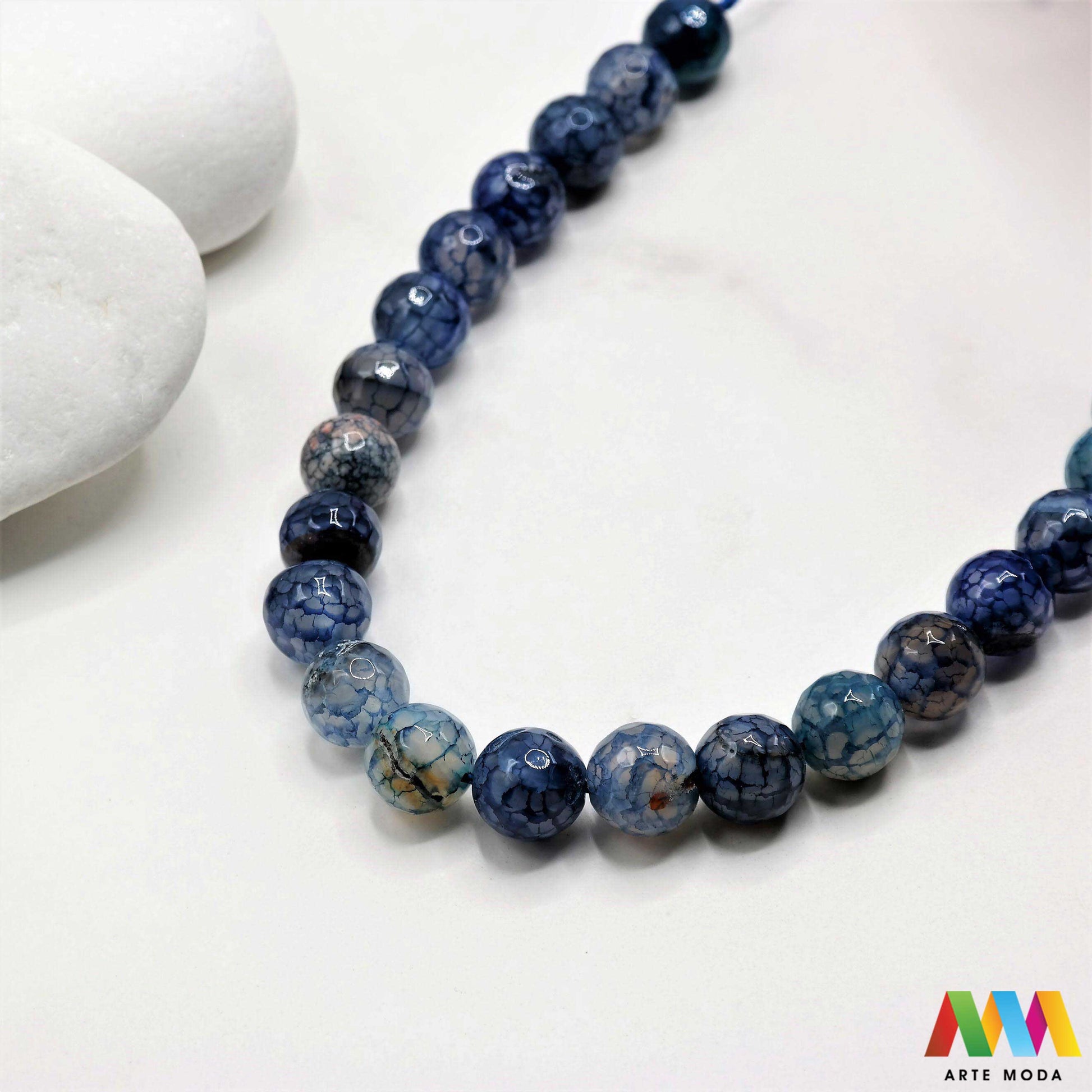 poludragi kamen ahat kristal kalcedon polu dragi poludrago kamenje dragulj mineral kvarc Ahat je jedan od najrasprostranjenijih kristala na planeti Ahat spada u grupu kalcedona izrazito je dekorativan te se od njega izrađuje lijepi nakit i ukrasni predmeti U Hrvatskoj je poznati Lepoglavski Ahat s brda Gaveznica