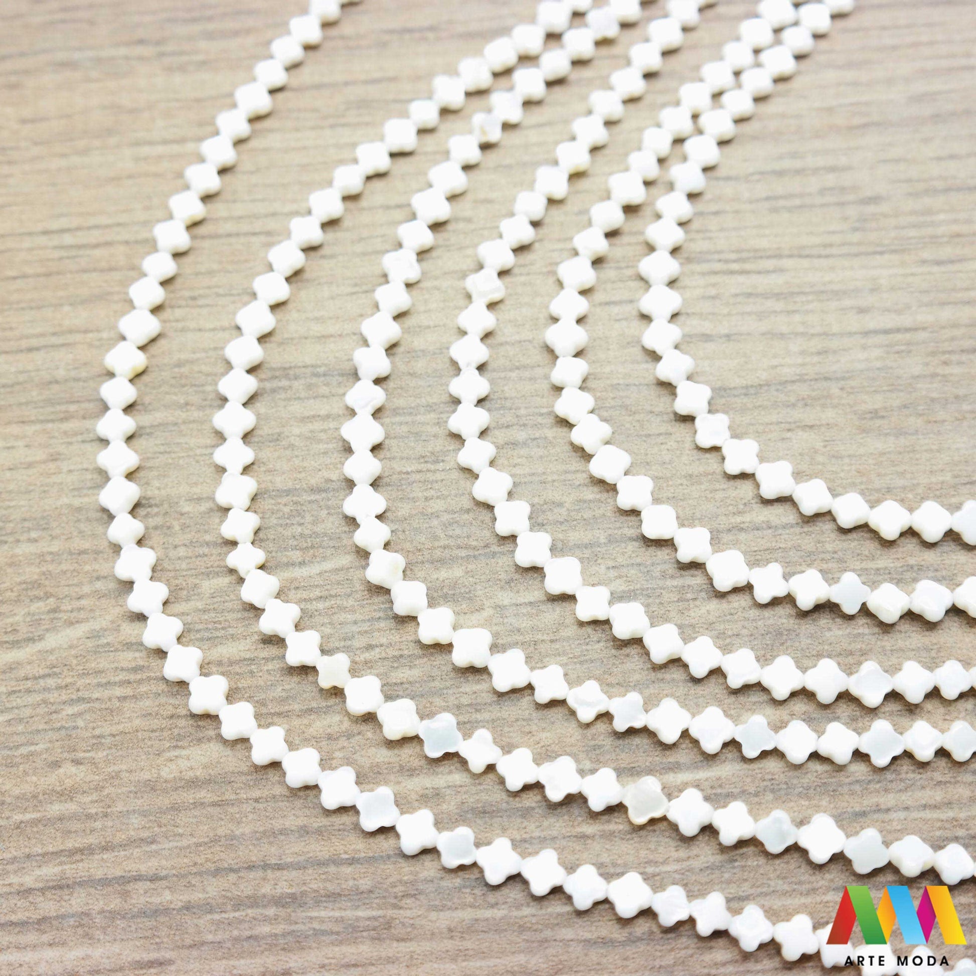 sedef školjka mekušac biser puž glavonožac kalcijev karbonat hitin poludrago kamenje repromaterijal poludragi kamen mineral Sedef je lako prepoznatljiva glatka tvar duginih boja koja tvori unutarnji sloj školjke određenih vrsta mekušaca i prekriva vanjski sloj bisera Sastoji se od kalcijevog karbonata kojeg izlučuju neki morski i slatkovodni mekušci te ga ova struktura čini otpornim na oštećenja dajući joj prepoznatljivi i jedinstveni sedefasti sjaj arte moda repromaterijal