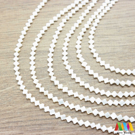 sedef školjka mekušac biser puž glavonožac kalcijev karbonat hitin poludrago kamenje repromaterijal poludragi kamen mineral Sedef je lako prepoznatljiva glatka tvar duginih boja koja tvori unutarnji sloj školjke određenih vrsta mekušaca i prekriva vanjski sloj bisera Sastoji se od kalcijevog karbonata kojeg izlučuju neki morski i slatkovodni mekušci te ga ova struktura čini otpornim na oštećenja dajući joj prepoznatljivi i jedinstveni sedefasti sjaj arte moda repromaterijal