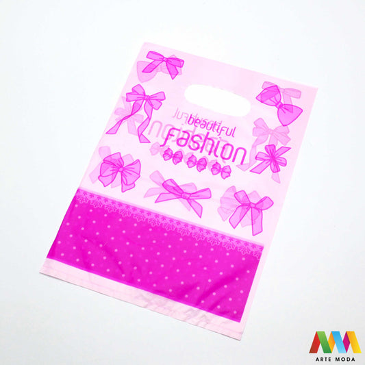 plastične poklon vrećice vrećica ambalaža pakiranje s ručkom poklone male srednje velike pvc pp polietilen Ukrasne poklon vrećice u raznim bojama i veličinama izrađene od plastike prikladne su za pakiranje svih vrsta poklona te se mogu koristi kao ambalaža za nakit poput narukvica ili ogrlica