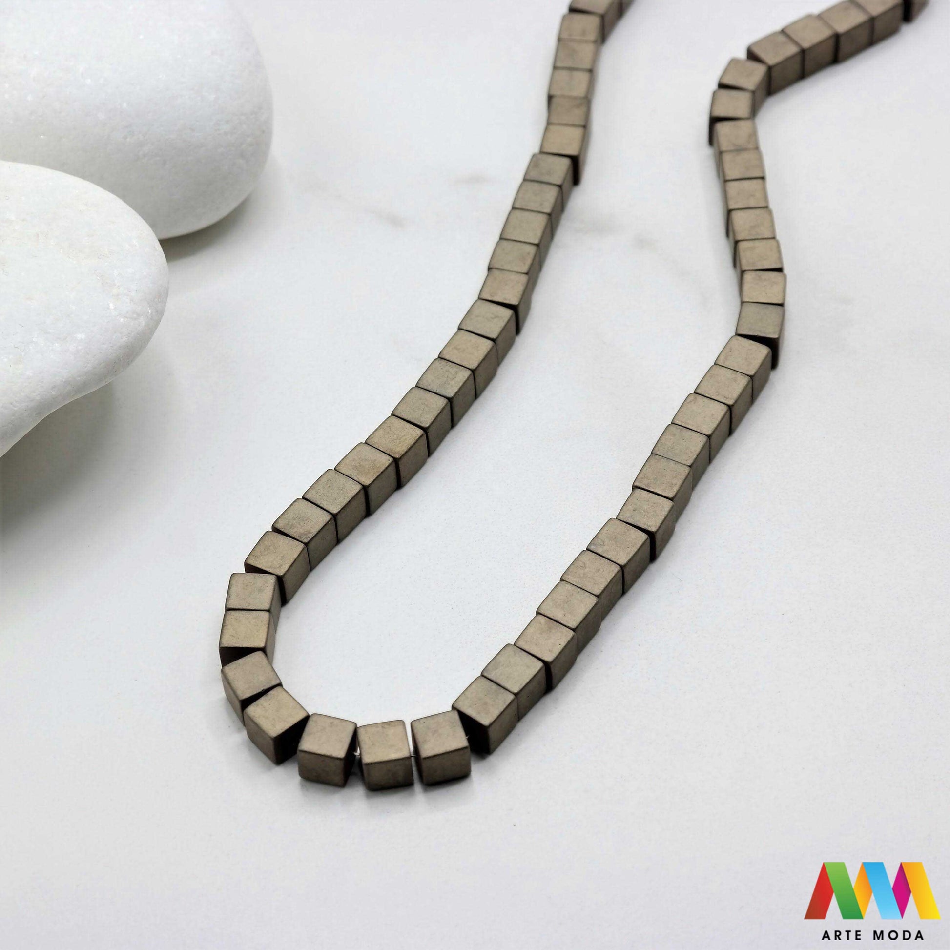 hematit krvavi kamen poludragi mineral metalni sjaj kvarc zrcalo kristal prirodni metalik meditacija zaštita repromaterijal Hematit (ili krvavi kamen) je prirodni mineral smeđe sive ili crne boje karakteriziran prisustvom hladnog metalnog sjaja Vjeruje se da pomaže u jačanju volje samopouzdanja i povezanosti s majkom zemljom Nakit izrađen od njega fascinira svojim tajanstvenim zrcalnim sjajem