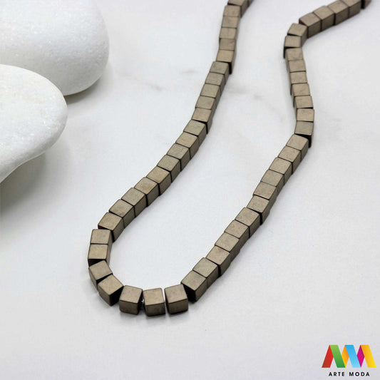 hematit krvavi kamen poludragi mineral metalni sjaj kvarc zrcalo kristal prirodni metalik meditacija zaštita repromaterijal Hematit (ili krvavi kamen) je prirodni mineral smeđe sive ili crne boje karakteriziran prisustvom hladnog metalnog sjaja Vjeruje se da pomaže u jačanju volje samopouzdanja i povezanosti s majkom zemljom Nakit izrađen od njega fascinira svojim tajanstvenim zrcalnim sjajem