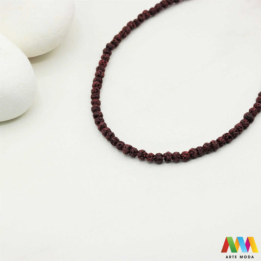 lava kamen vulkanska perle poludragi prirodni mat eterična ulja aromaterapija nakit izrada DIY repromaterijal mineral kristal narukvica ogrlica Tražite jedinstveni materijal za nakit Vulkanska lava je poludragi kamen s moćnom pričom Njegova porozna mat tekstura savršena je za izradu aromaterapijskog nakita jer sjajno upija i difuzira eterična ulja Lagan je simbolizira snagu i uzemljenje te je idealan za unisex i muške narukvice i ogrlice arte moda repromaterijal