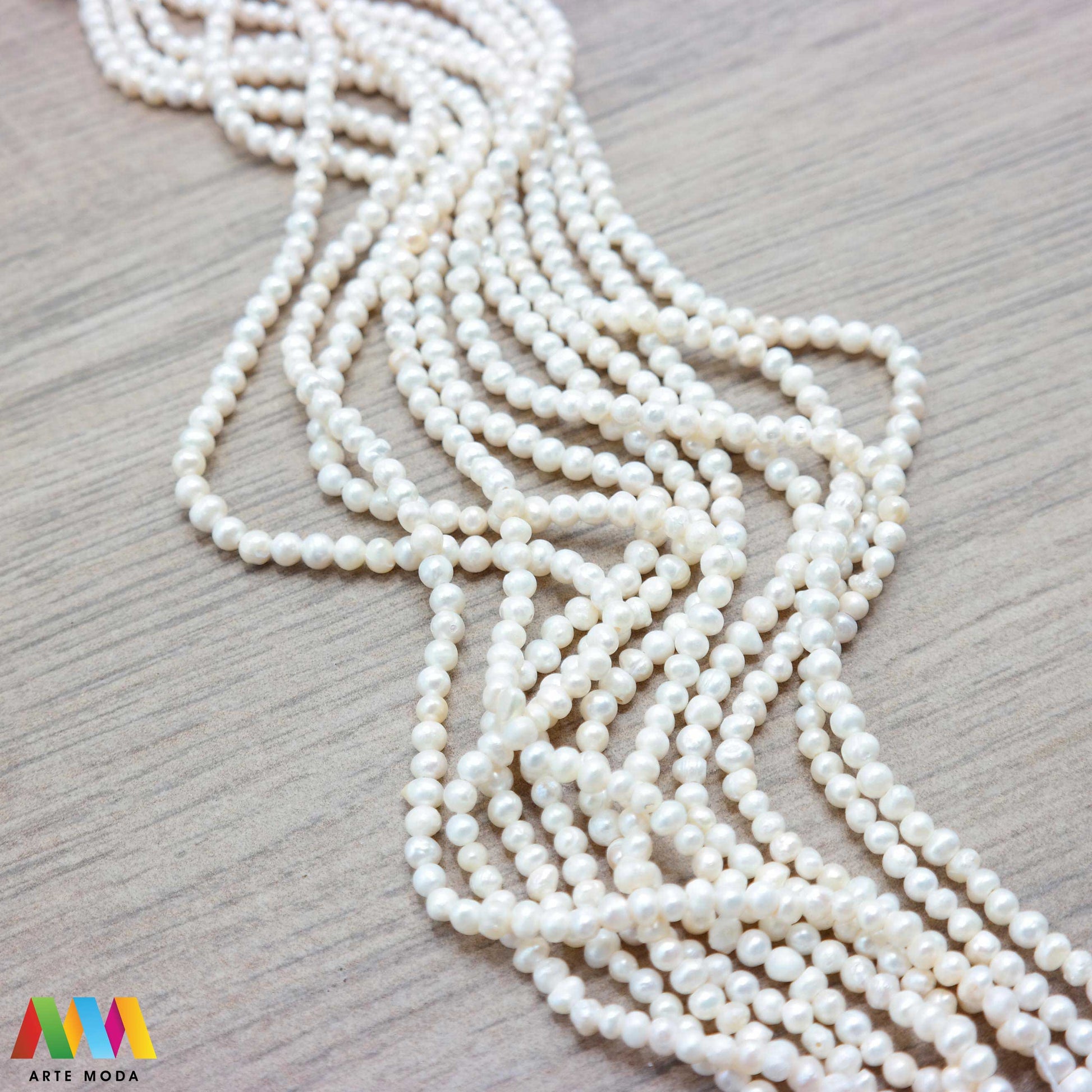 riječni biser zrno bisernica sedef školjka dragi kamen dragulj poludrago kamenje repromaterijal poludragi ukrasni mineral kristal Biser je zrnata tvorevina koja nastaje kod nekih mekušaca osobito kod školjaka bisernica Sastavljeni su od tankih koncentričnih slojeva sedefa i većinom su okruglasti Umjetno uzgojen biser pravi je dragulj mora kojega su stvorili zajednički napori prirode čovjeka i školjke - bisernice arte moda