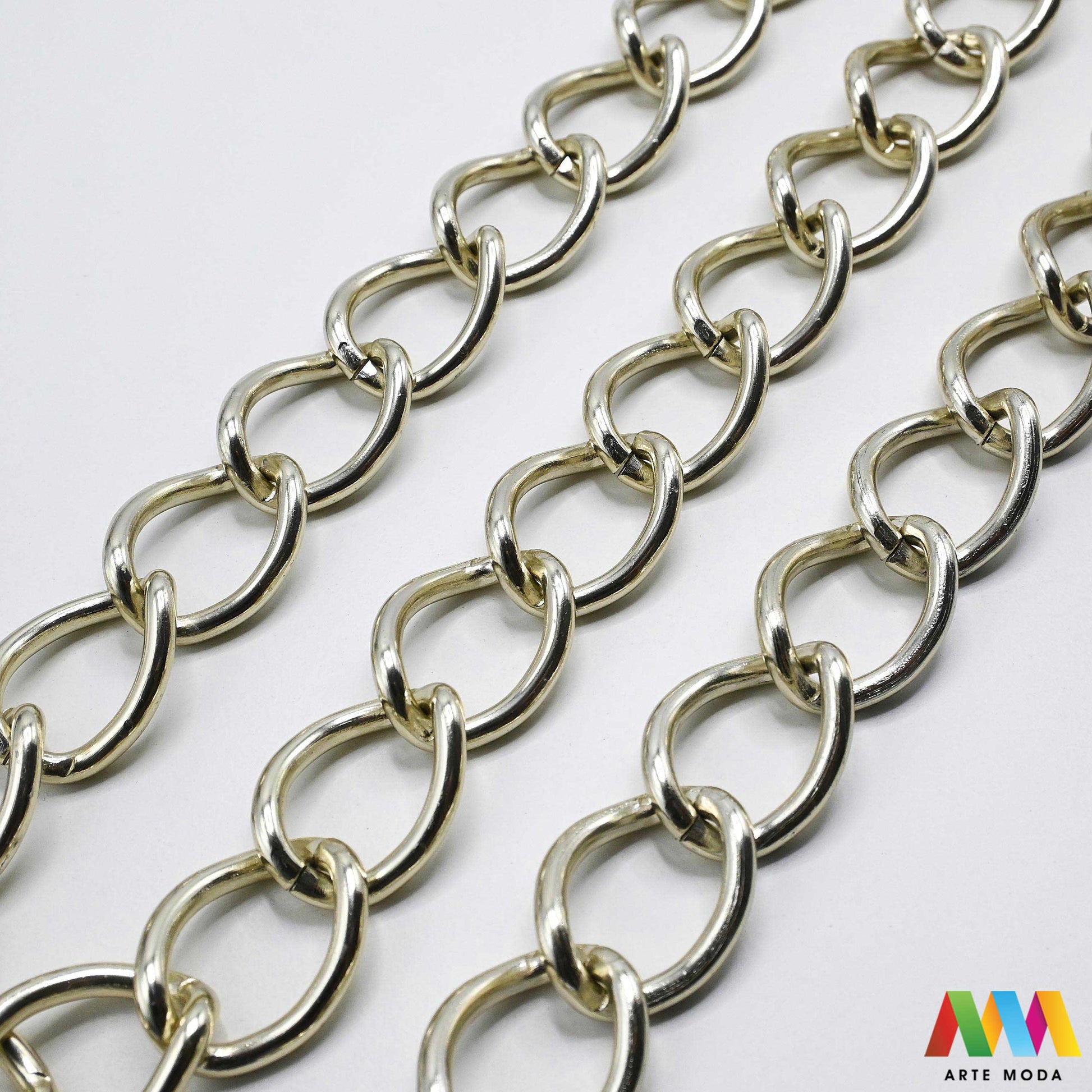 aluminijski lanac torbe ruksak nakit lagani izrada aluminij DIY materijal remen ogrlice narukvice karike ručke pribor komponente ukrasni repromaterijal Želite lagan i trendi materijal Aluminijski lanci savršeni su za vaše projekte Idealni su za izradu laganih remena za torbe ili statement nakita ogrlice narukvice Lakši su od klasičnih metala ne opterećuju i dolaze u raznim bojama i debljinama Lako ih je rezati i oblikovati laganu eleganciju za svoj uradi sam nakit i modne dodatke arte moda repromaterijal