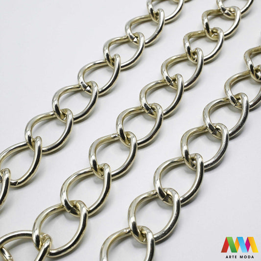 aluminijski lanac torbe ruksak nakit lagani izrada aluminij DIY materijal remen ogrlice narukvice karike ručke pribor komponente ukrasni repromaterijal Želite lagan i trendi materijal Aluminijski lanci savršeni su za vaše projekte Idealni su za izradu laganih remena za torbe ili statement nakita ogrlice narukvice Lakši su od klasičnih metala ne opterećuju i dolaze u raznim bojama i debljinama Lako ih je rezati i oblikovati laganu eleganciju za svoj uradi sam nakit i modne dodatke arte moda repromaterijal