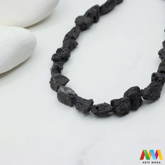 lava kamen vulkanska perle poludragi prirodni mat eterična ulja aromaterapija nakit izrada DIY repromaterijal mineral kristal narukvica ogrlica Tražite jedinstveni materijal za nakit Vulkanska lava je poludragi kamen s moćnom pričom Njegova porozna mat tekstura savršena je za izradu aromaterapijskog nakita jer sjajno upija i difuzira eterična ulja Lagan je simbolizira snagu i uzemljenje te je idealan za unisex i muške narukvice i ogrlice arte moda repromaterijal