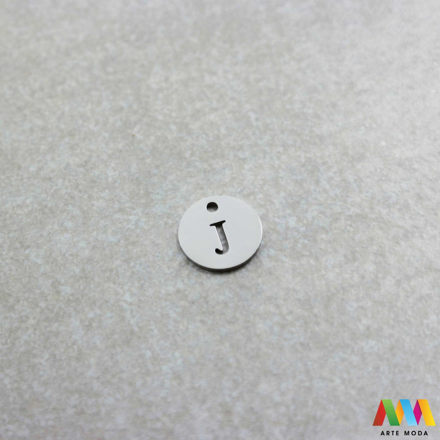 J slovo slova privjesak s jednom rupom privjesak od čelika privjesak čelik repromaterijal čelični ogrlice ogrlica narukvica narukvice nanožnica nehrđajući Slova izrađena od nehrđajućeg čelika 316L koja služe za izradu nakita poput narukvica ili ogrlica najčešće se koriste za nizanje na sajlu gumu flaks i ostale materijale