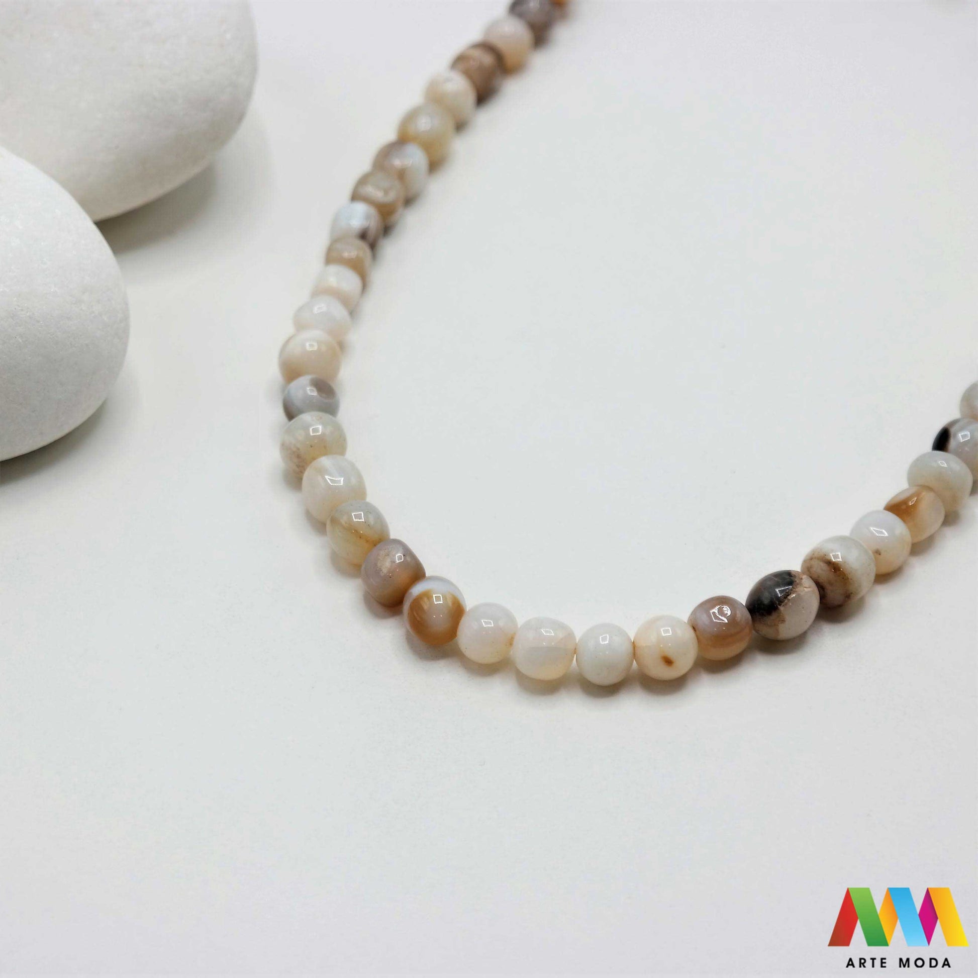 poludragi kamen ahat kristal kalcedon polu dragi poludrago kamenje dragulj mineral kvarc Ahat je jedan od najrasprostranjenijih kristala na planeti Ahat spada u grupu kalcedona izrazito je dekorativan te se od njega izrađuje lijepi nakit i ukrasni predmeti U Hrvatskoj je poznati Lepoglavski Ahat s brda Gaveznica