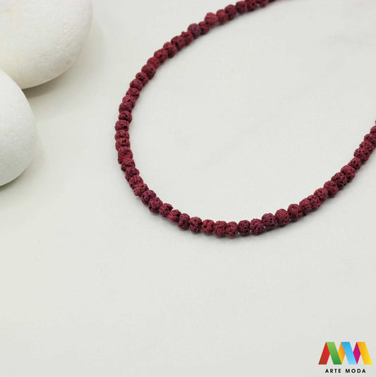 lava kamen vulkanska perle poludragi prirodni mat eterična ulja aromaterapija nakit izrada DIY repromaterijal mineral kristal narukvica ogrlica Tražite jedinstveni materijal za nakit Vulkanska lava je poludragi kamen s moćnom pričom Njegova porozna mat tekstura savršena je za izradu aromaterapijskog nakita jer sjajno upija i difuzira eterična ulja Lagan je simbolizira snagu i uzemljenje te je idealan za unisex i muške narukvice i ogrlice arte moda repromaterijal