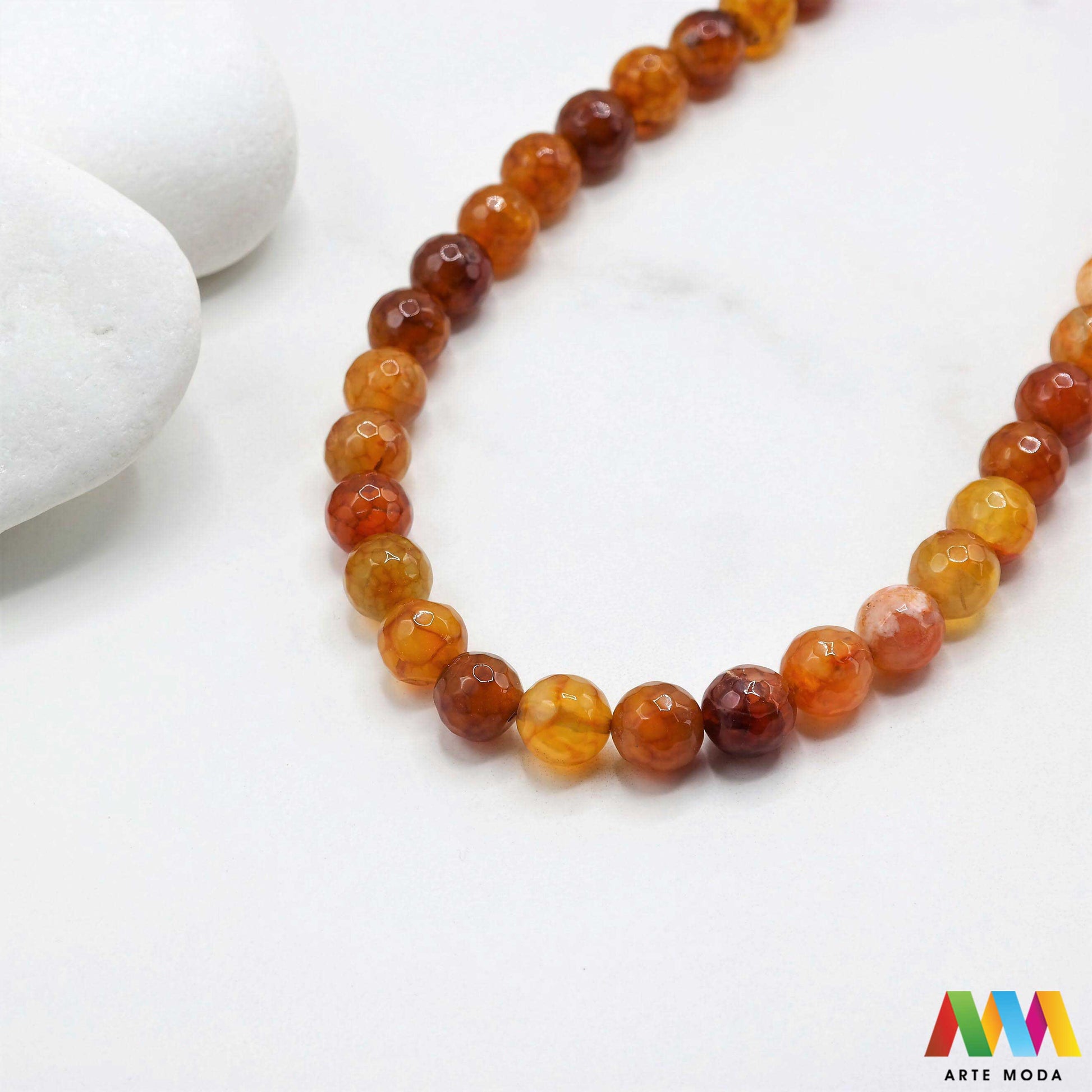 poludragi kamen ahat kristal kalcedon polu dragi poludrago kamenje dragulj mineral kvarc Ahat je jedan od najrasprostranjenijih kristala na planeti Ahat spada u grupu kalcedona izrazito je dekorativan te se od njega izrađuje lijepi nakit i ukrasni predmeti U Hrvatskoj je poznati Lepoglavski Ahat s brda Gaveznica