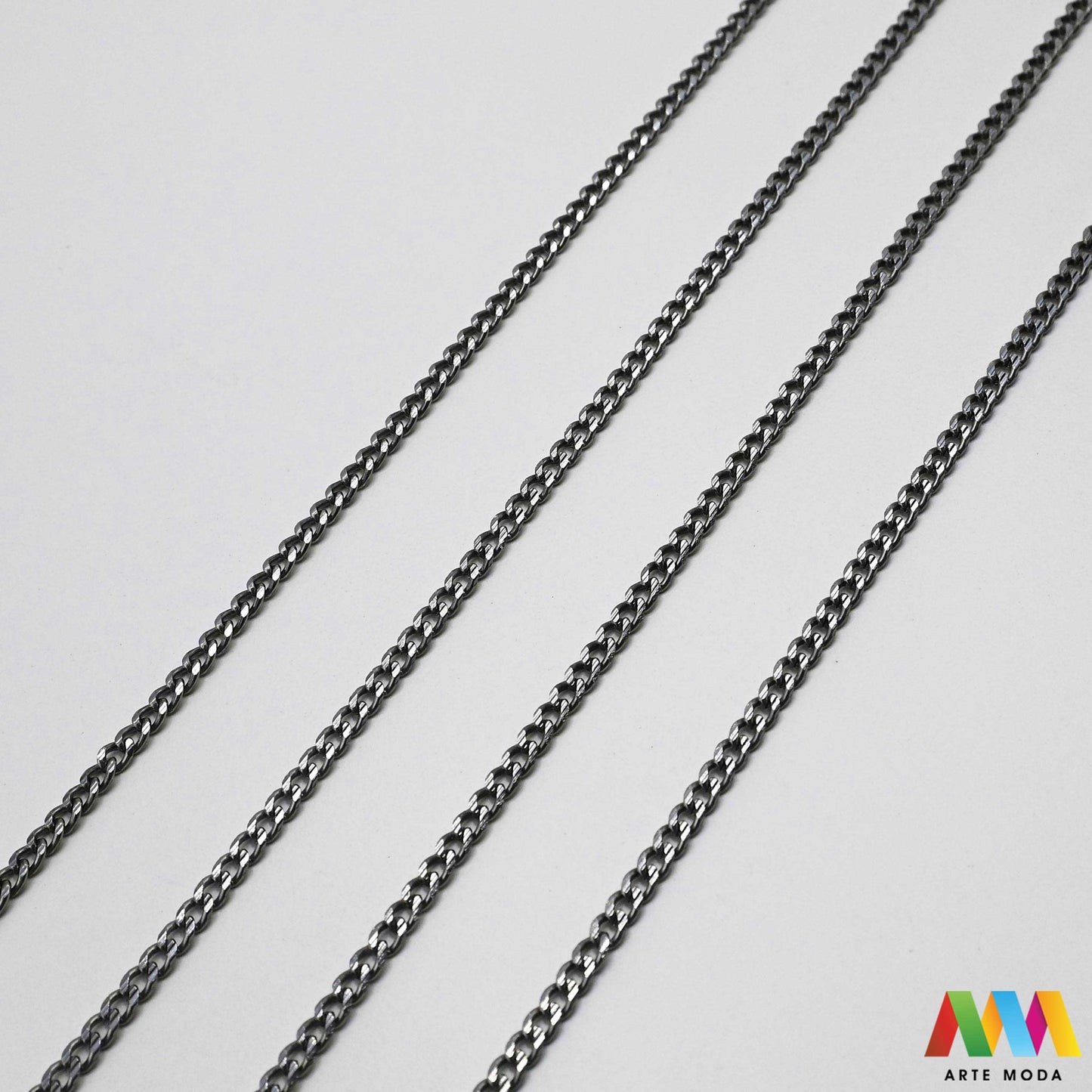 aluminijski lanac torbe ruksak nakit lagani izrada aluminij DIY materijal remen ogrlice narukvice karike ručke pribor komponente ukrasni repromaterijal Želite lagan i trendi materijal Aluminijski lanci savršeni su za vaše projekte Idealni su za izradu laganih remena za torbe ili statement nakita ogrlice narukvice Lakši su od klasičnih metala ne opterećuju i dolaze u raznim bojama i debljinama Lako ih je rezati i oblikovati laganu eleganciju za svoj uradi sam nakit i modne dodatke arte moda repromaterijal