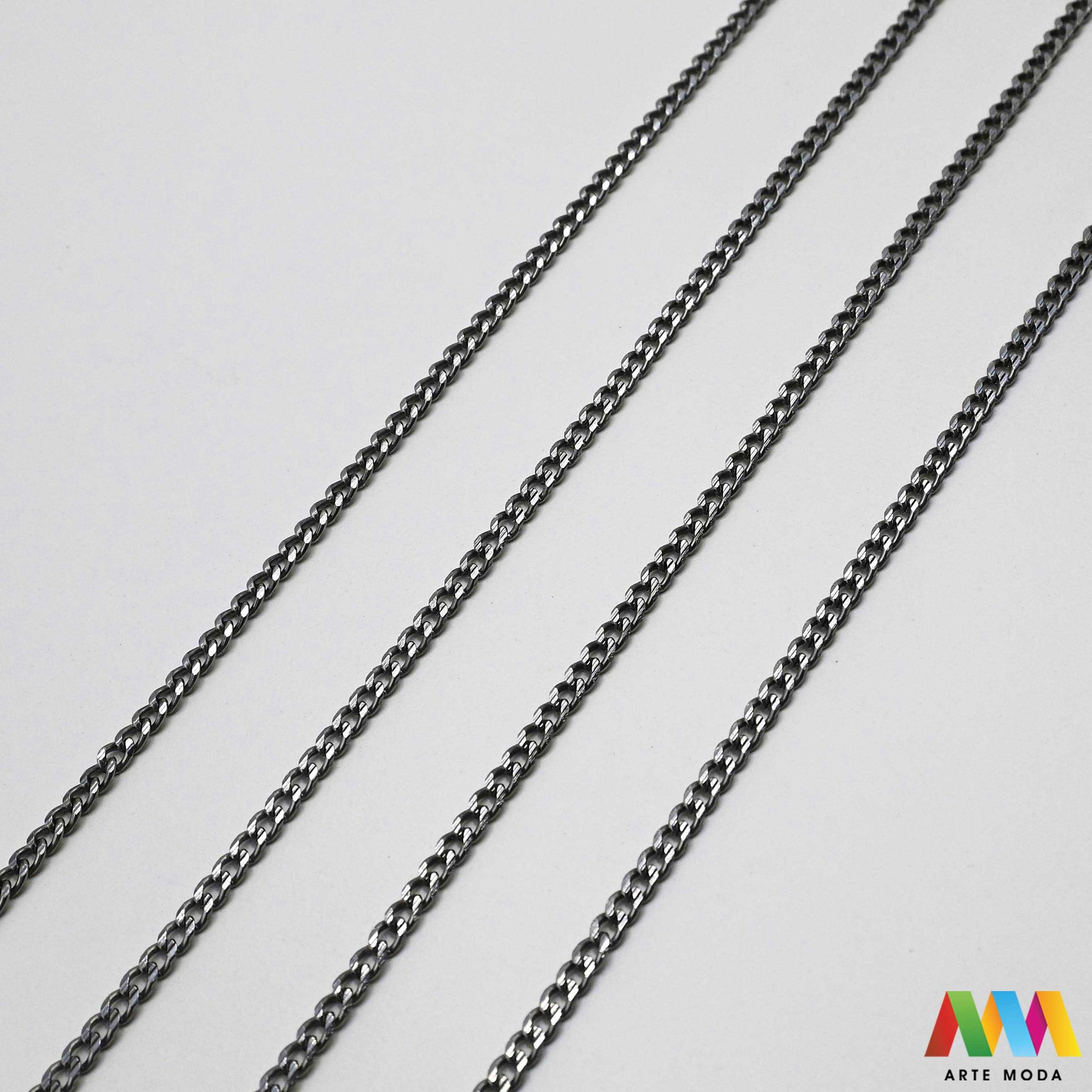 aluminijski lanac torbe ruksak nakit lagani izrada aluminij DIY materijal remen ogrlice narukvice karike ručke pribor komponente ukrasni repromaterijal Želite lagan i trendi materijal Aluminijski lanci savršeni su za vaše projekte Idealni su za izradu laganih remena za torbe ili statement nakita ogrlice narukvice Lakši su od klasičnih metala ne opterećuju i dolaze u raznim bojama i debljinama Lako ih je rezati i oblikovati laganu eleganciju za svoj uradi sam nakit i modne dodatke arte moda repromaterijal