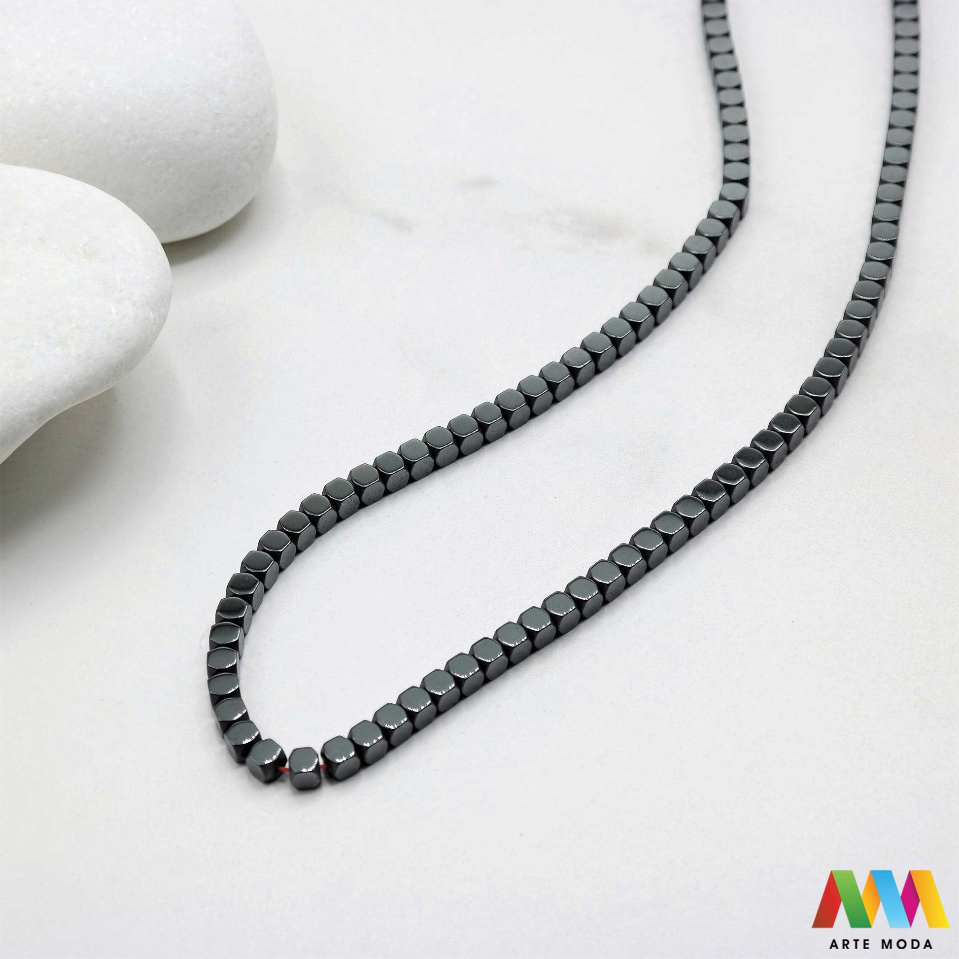 hematit krvavi kamen poludragi mineral metalni sjaj kvarc zrcalo kristal prirodni metalik meditacija zaštita repromaterijal Hematit (ili krvavi kamen) je prirodni mineral smeđe sive ili crne boje karakteriziran prisustvom hladnog metalnog sjaja Vjeruje se da pomaže u jačanju volje samopouzdanja i povezanosti s majkom zemljom Nakit izrađen od njega fascinira svojim tajanstvenim zrcalnim sjajem