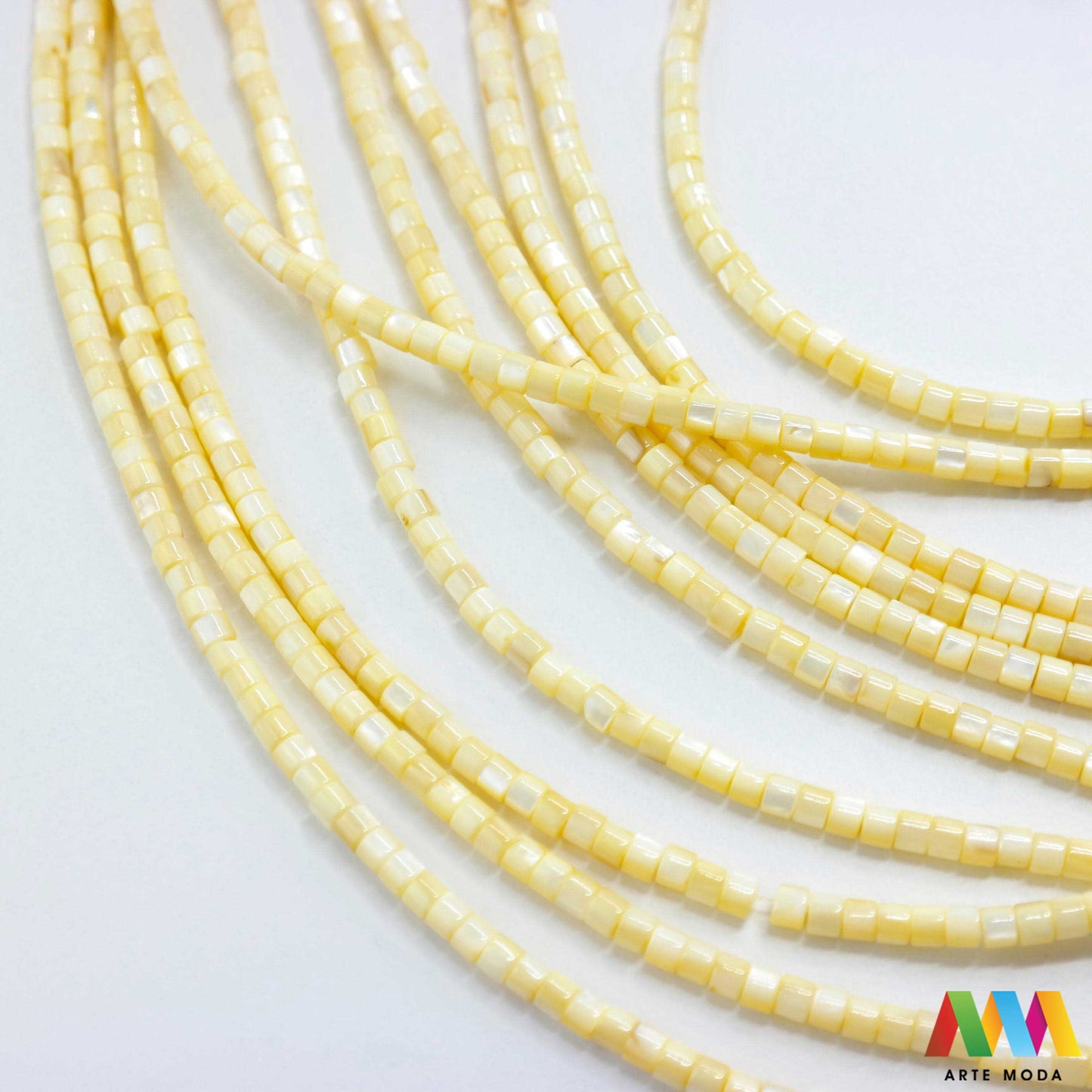 sedef školjka mekušac biser puž glavonožac kalcijev karbonat hitin poludrago kamenje repromaterijal poludragi kamen mineral Sedef je lako prepoznatljiva glatka tvar duginih boja koja tvori unutarnji sloj školjke određenih vrsta mekušaca i prekriva vanjski sloj bisera Sastoji se od kalcijevog karbonata kojeg izlučuju neki morski i slatkovodni mekušci te ga ova struktura čini otpornim na oštećenja dajući joj prepoznatljivi i jedinstveni sedefasti sjaj arte moda repromaterijal