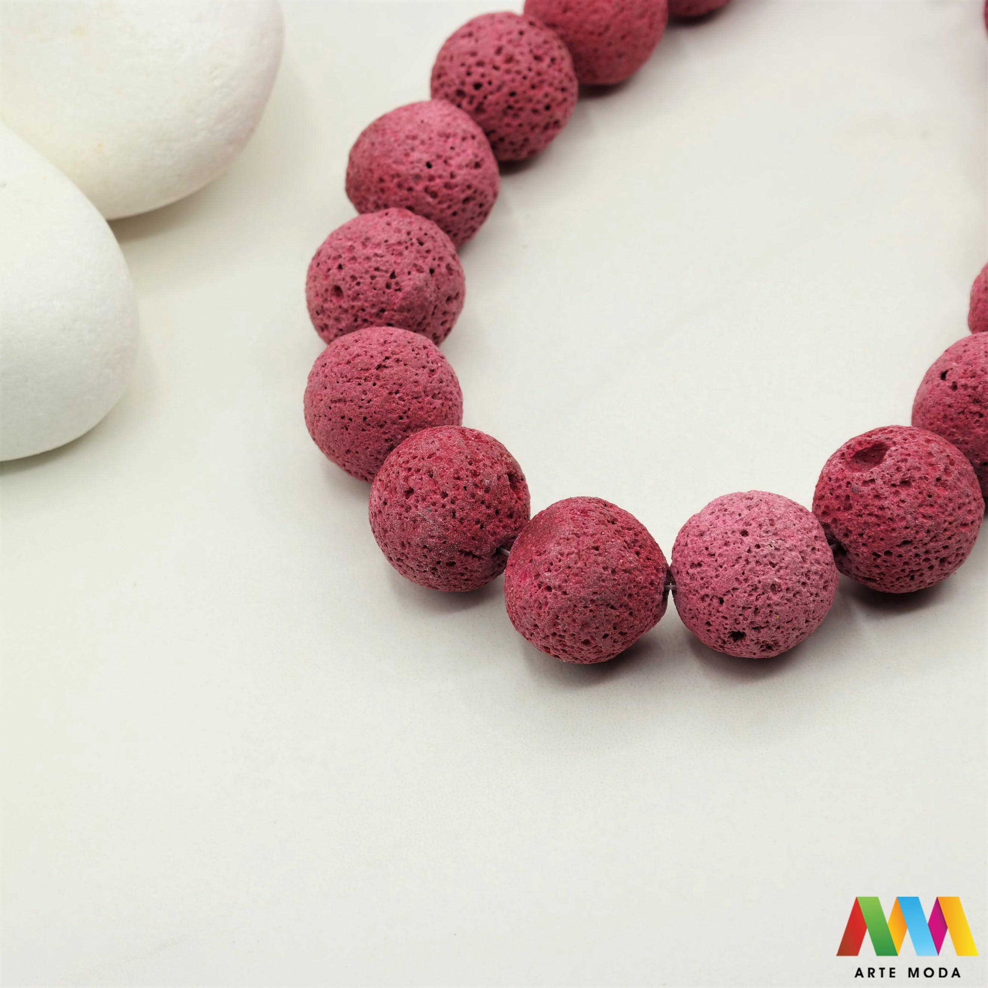 lava kamen vulkanska perle poludragi prirodni mat eterična ulja aromaterapija nakit izrada DIY repromaterijal mineral kristal narukvica ogrlica Tražite jedinstveni materijal za nakit Vulkanska lava je poludragi kamen s moćnom pričom Njegova porozna mat tekstura savršena je za izradu aromaterapijskog nakita jer sjajno upija i difuzira eterična ulja Lagan je simbolizira snagu i uzemljenje te je idealan za unisex i muške narukvice i ogrlice arte moda repromaterijal