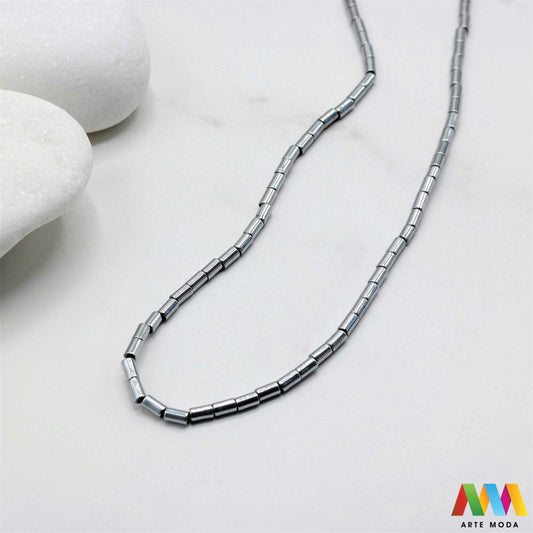 hematit krvavi kamen poludragi mineral metalni sjaj kvarc zrcalo kristal prirodni metalik meditacija zaštita repromaterijal Hematit (ili krvavi kamen) je prirodni mineral smeđe sive ili crne boje karakteriziran prisustvom hladnog metalnog sjaja Vjeruje se da pomaže u jačanju volje samopouzdanja i povezanosti s majkom zemljom Nakit izrađen od njega fascinira svojim tajanstvenim zrcalnim sjajem