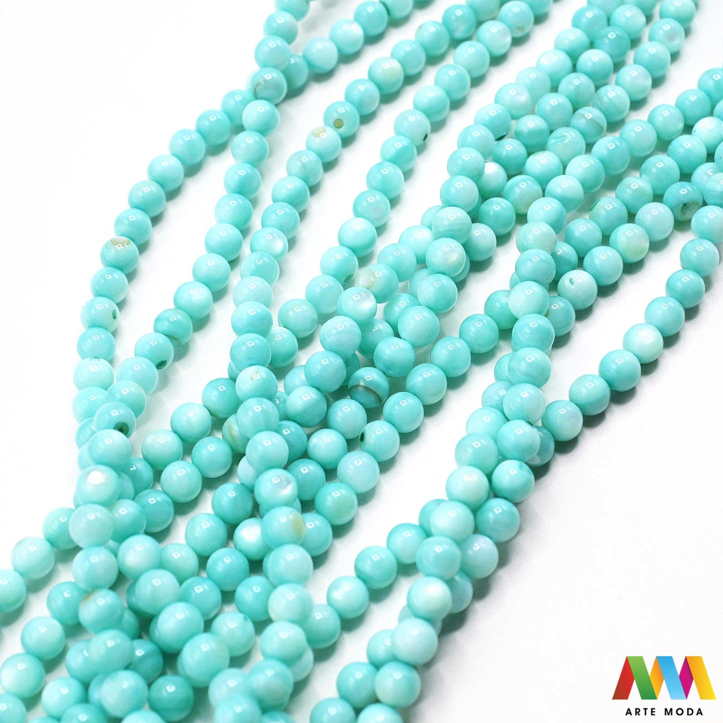 sedef školjka mekušac biser puž glavonožac kalcijev karbonat hitin poludrago kamenje repromaterijal poludragi kamen mineral Sedef je lako prepoznatljiva glatka tvar duginih boja koja tvori unutarnji sloj školjke određenih vrsta mekušaca i prekriva vanjski sloj bisera Sastoji se od kalcijevog karbonata kojeg izlučuju neki morski i slatkovodni mekušci te ga ova struktura čini otpornim na oštećenja dajući joj prepoznatljivi i jedinstveni sedefasti sjaj arte moda repromaterijal