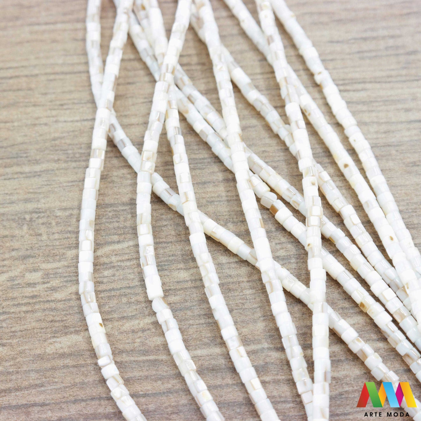 sedef školjka mekušac biser puž glavonožac kalcijev karbonat hitin poludrago kamenje repromaterijal poludragi kamen mineral Sedef je lako prepoznatljiva glatka tvar duginih boja koja tvori unutarnji sloj školjke određenih vrsta mekušaca i prekriva vanjski sloj bisera Sastoji se od kalcijevog karbonata kojeg izlučuju neki morski i slatkovodni mekušci te ga ova struktura čini otpornim na oštećenja dajući joj prepoznatljivi i jedinstveni sedefasti sjaj arte moda repromaterijal