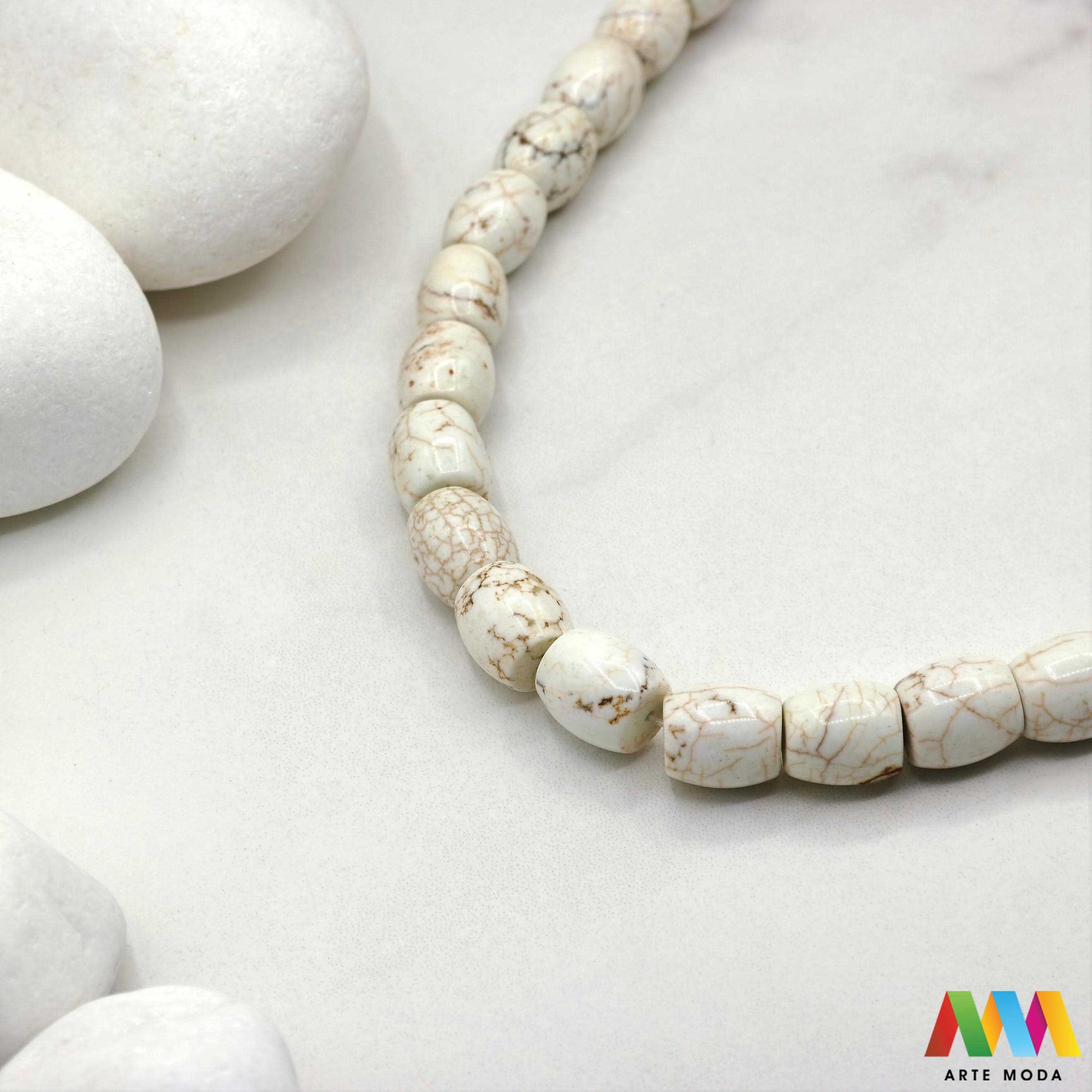 hovlit howlit haulit boratni poludrago kamenje repromaterijal poludragi kamen mineralLagani poludragi mineral Howlit je 1868 otkrio kanadski mineralog Henry How Howlit je boratni mineral koji se nalazi u sedimentnim stijenama te je pun estetskih magičnih astroloških i ljekovitih svojstava Njegova paleta boja se kreće od snježno bijele do sivkaste ili smećkaste s tamnosmeđim nijansama