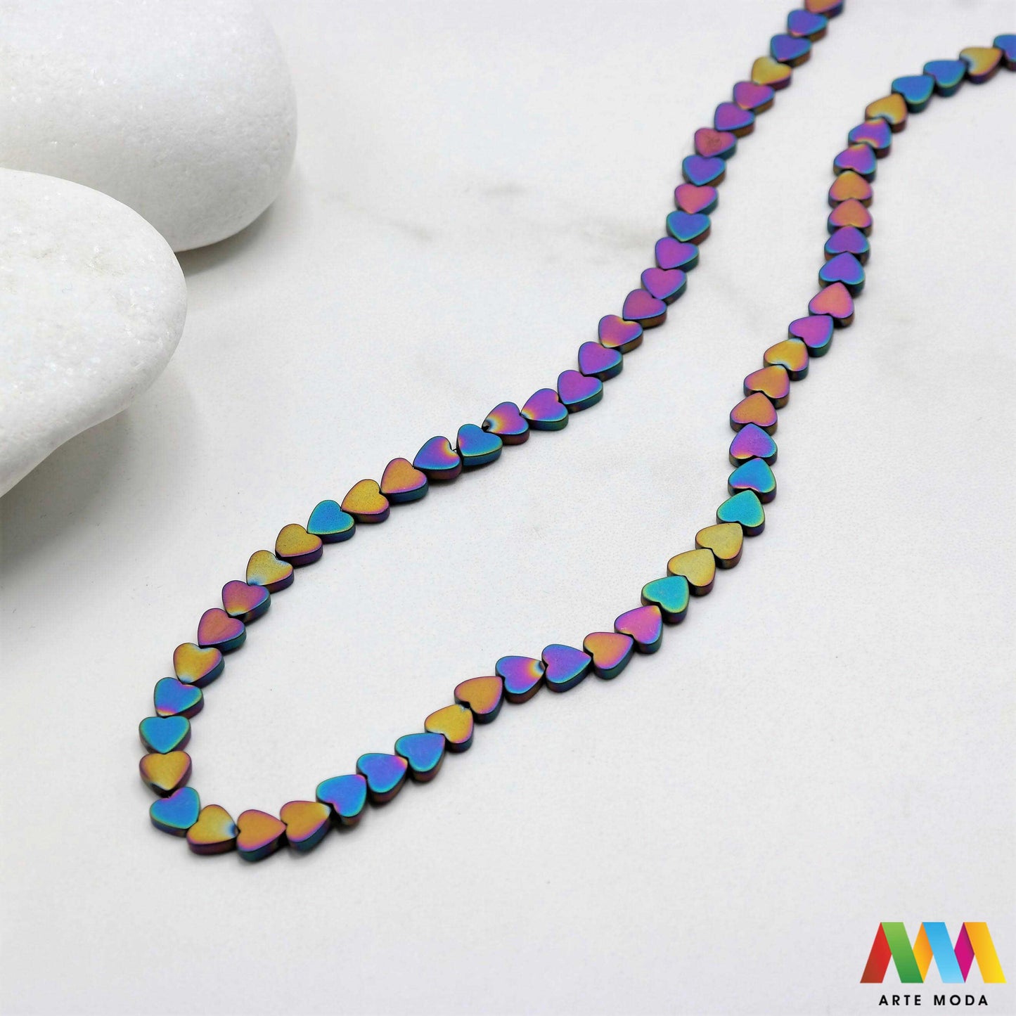 hematit krvavi kamen poludragi mineral metalni sjaj kvarc zrcalo kristal prirodni metalik meditacija zaštita repromaterijal Hematit (ili krvavi kamen) je prirodni mineral smeđe sive ili crne boje karakteriziran prisustvom hladnog metalnog sjaja Vjeruje se da pomaže u jačanju volje samopouzdanja i povezanosti s majkom zemljom Nakit izrađen od njega fascinira svojim tajanstvenim zrcalnim sjajem