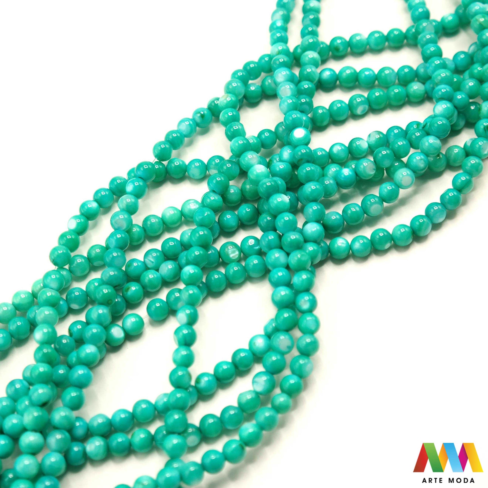 sedef školjka mekušac biser puž glavonožac kalcijev karbonat hitin poludrago kamenje repromaterijal poludragi kamen mineral Sedef je lako prepoznatljiva glatka tvar duginih boja koja tvori unutarnji sloj školjke određenih vrsta mekušaca i prekriva vanjski sloj bisera Sastoji se od kalcijevog karbonata kojeg izlučuju neki morski i slatkovodni mekušci te ga ova struktura čini otpornim na oštećenja dajući joj prepoznatljivi i jedinstveni sedefasti sjaj arte moda repromaterijal