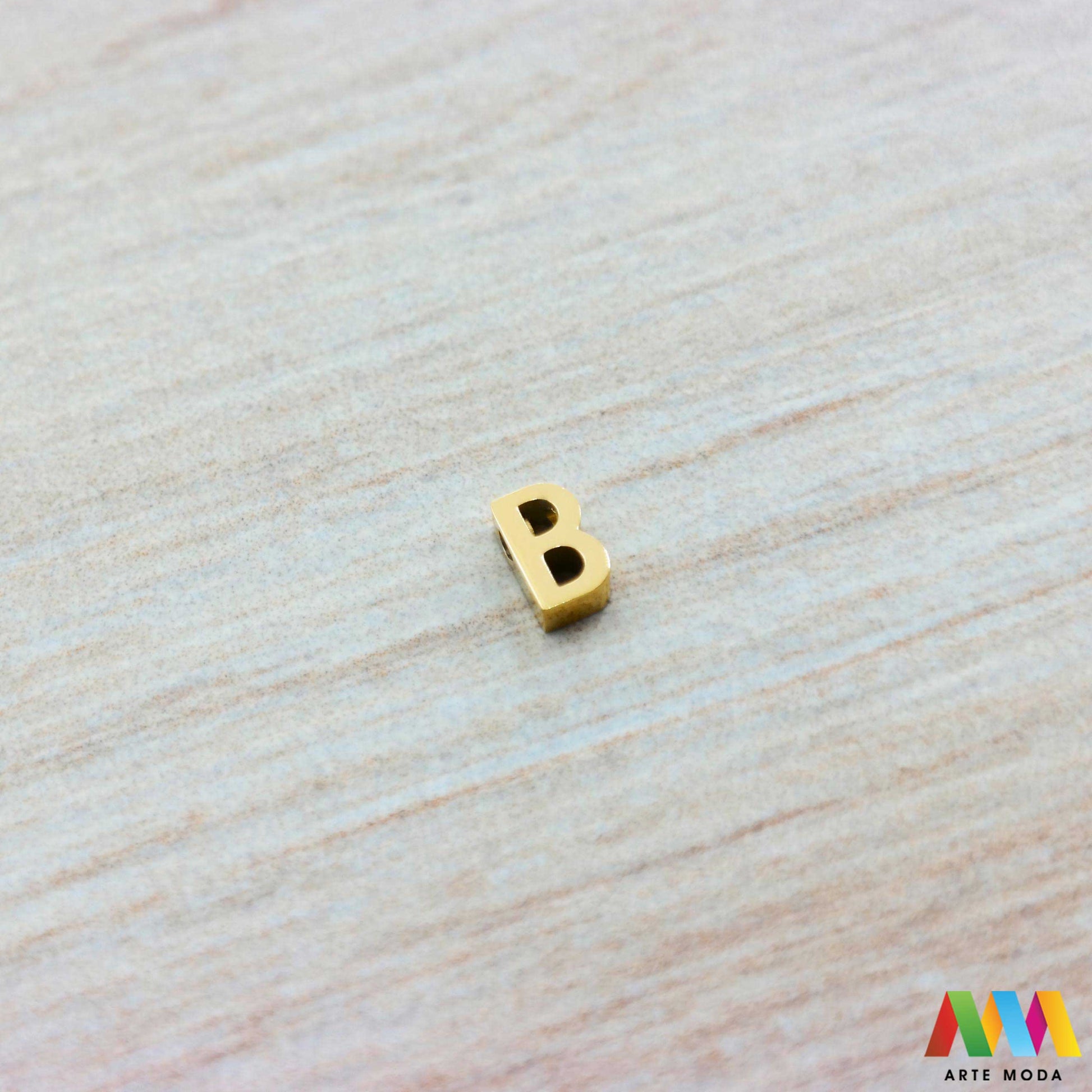 B slovo slova privjesak s jednom rupom privjesak od čelika privjesak čelik repromaterijal čelični ogrlice ogrlica narukvica narukvice nanožnica nehrđajući Slova izrađena od nehrđajućeg čelika 316L koja služe za izradu nakita poput narukvica ili ogrlica najčešće se koriste za nizanje na sajlu gumu flaks i ostale materijale