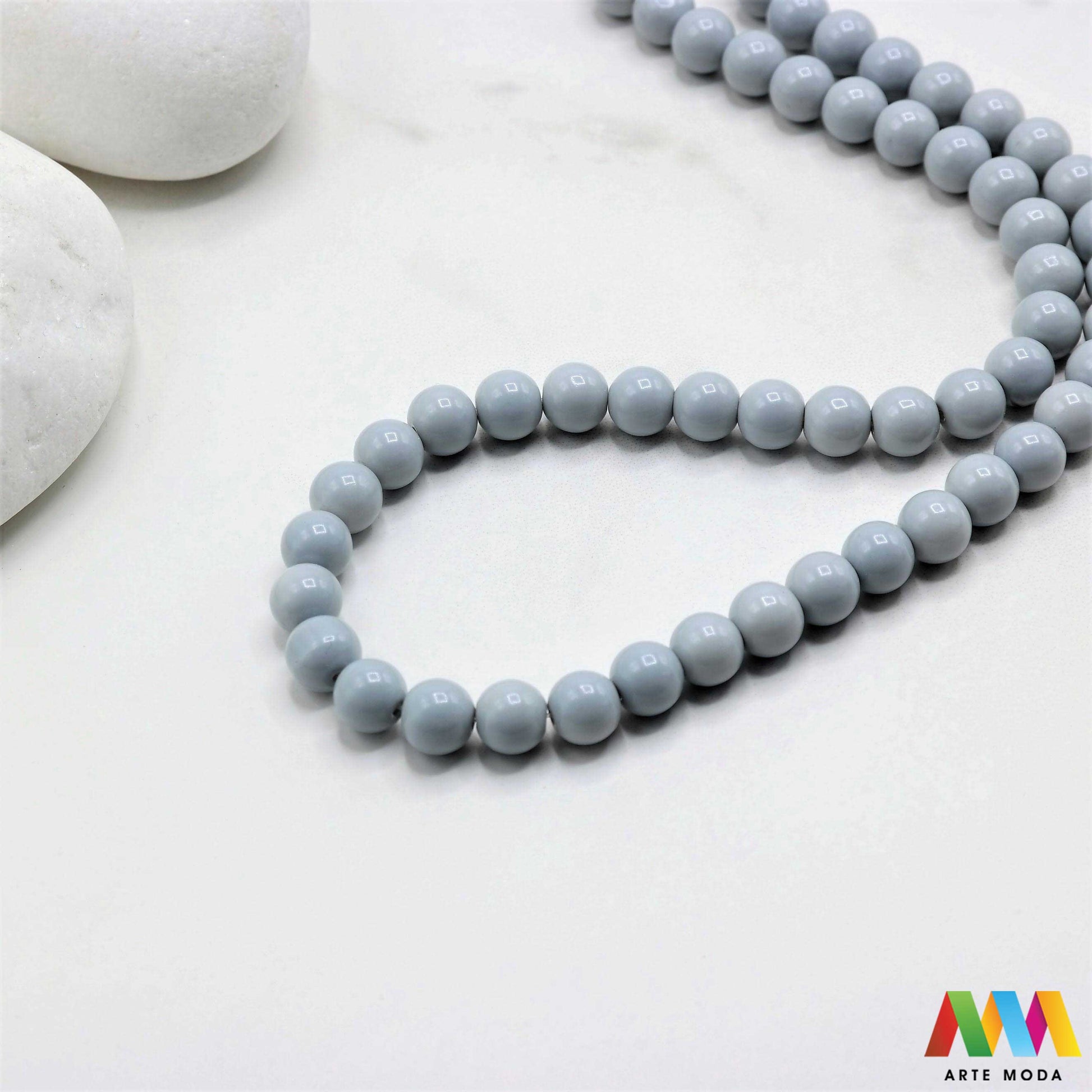 stakleni niz staklo perle zrna zrno staklena perla okrugle okrugla Staklene okrugle perle koje služe za nizanje i izradu nakita poput narukvica i ogrlica te torbica i ostalih modnih dodataka