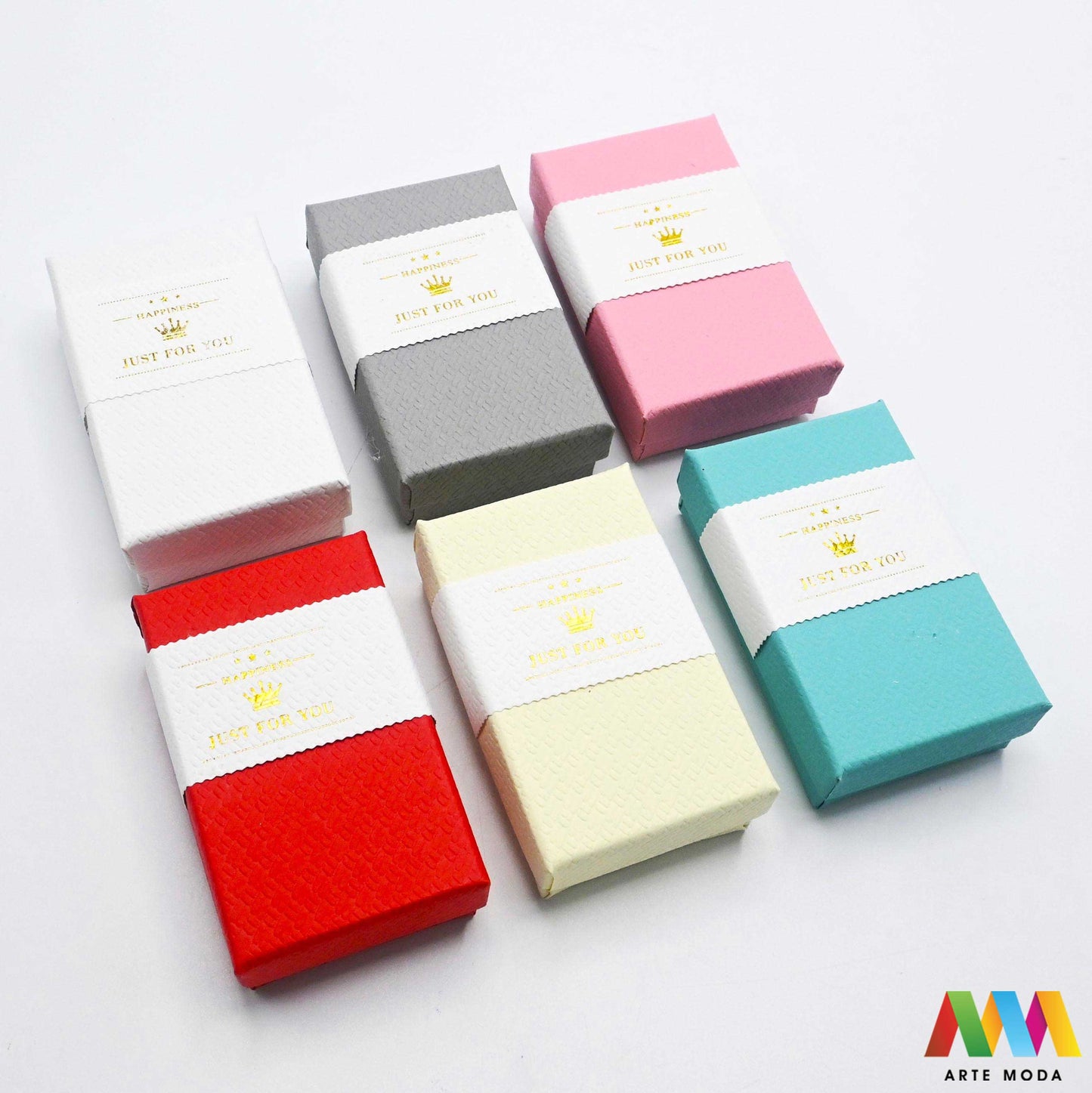 kutijice ukrasne kartonske kutije za nakit poklon ambalaža darivanje pakiranje poklopac prstenje ogrlice naušnice luksuzne elegantne ručni rad personalizirane dar Savršeno pakiranje ljepota vaših kreacija elegantnih i čvrstih kartonskih kutija izrađenih od kvalitetnog papira s mekanim umetkom od spužve prstenje ogrlice naušnice i narukvice nježnu zaštitu od ogrebotina dodaju dašak luksuza i profinjenosti vašem poklonu izloženom nakitu Dostupne u raznim veličinama bojama i dezenima arte moda repromaterijal