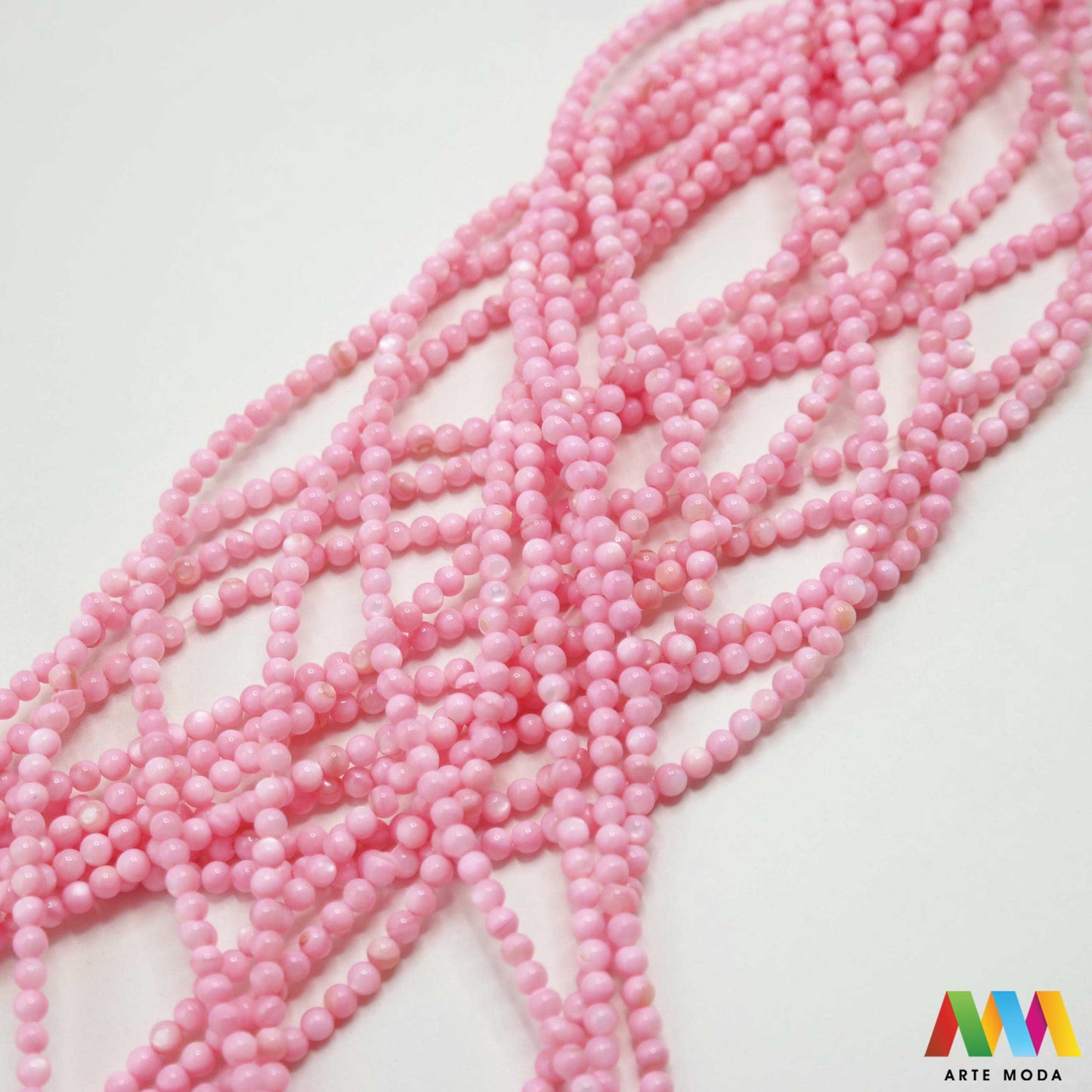 sedef školjka mekušac biser puž glavonožac kalcijev karbonat hitin poludrago kamenje repromaterijal poludragi kamen mineral Sedef je lako prepoznatljiva glatka tvar duginih boja koja tvori unutarnji sloj školjke određenih vrsta mekušaca i prekriva vanjski sloj bisera Sastoji se od kalcijevog karbonata kojeg izlučuju neki morski i slatkovodni mekušci te ga ova struktura čini otpornim na oštećenja dajući joj prepoznatljivi i jedinstveni sedefasti sjaj arte moda repromaterijal