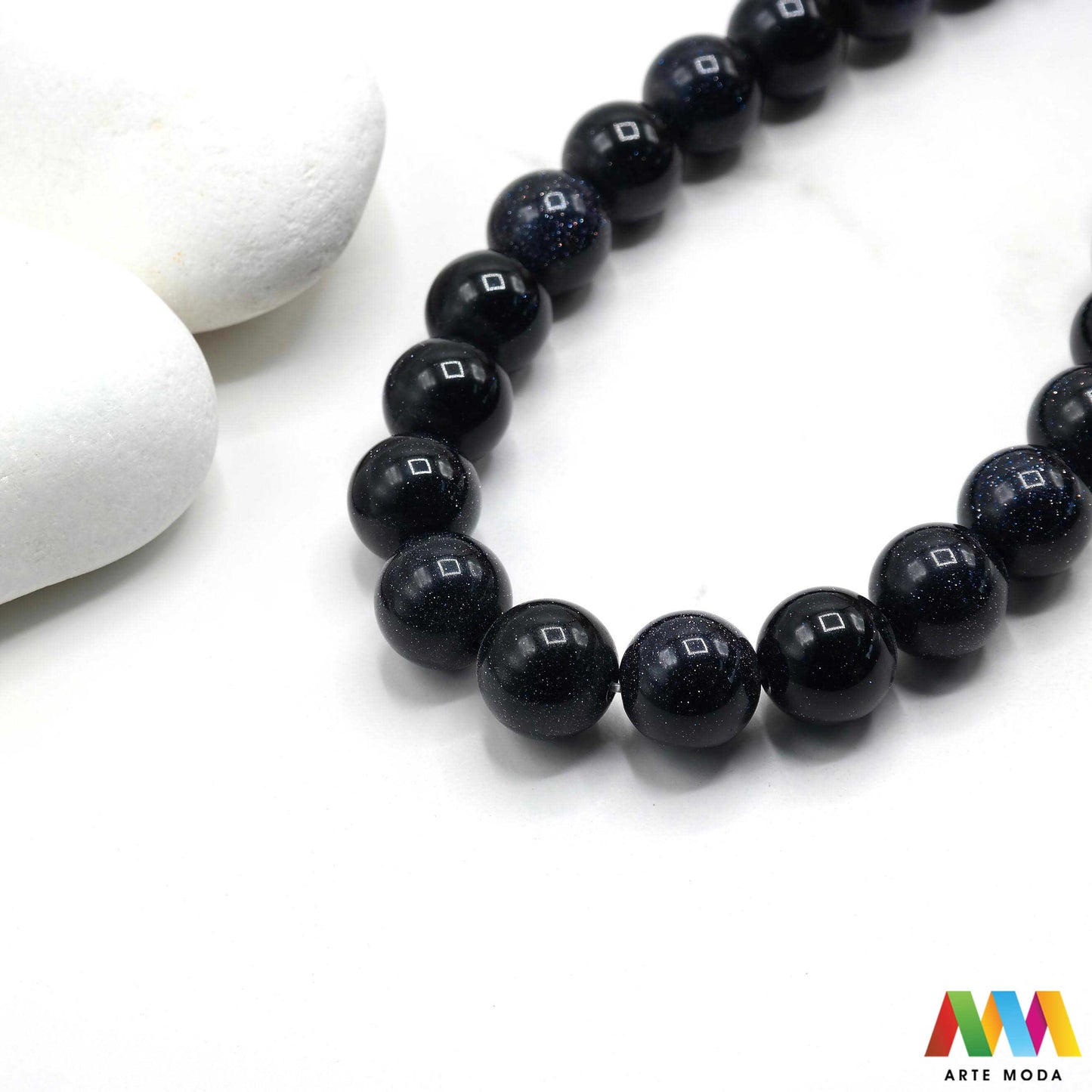 pustinjska noć dragi kvarc pijesak kobalt glinenac mangan krom bakar kamen dragulj poludrago kamenje repromaterijal poludragi ukrasni mineral kristal prirodni Zaronite u dubine svemira s ovim očaravajućim poludragim kamenom! Pustinjska noć sa svojim tamnim misterioznim tonovima isprepletenim svjetlucavim inkluzijama dočarava ljepotu zvjezdanog neba Njegova jedinstvena pojava čini ga savršenim za izradu upečatljivog nakita i dodavanje daška misterije vašoj kolekciji kristala arte moda repromaterijal