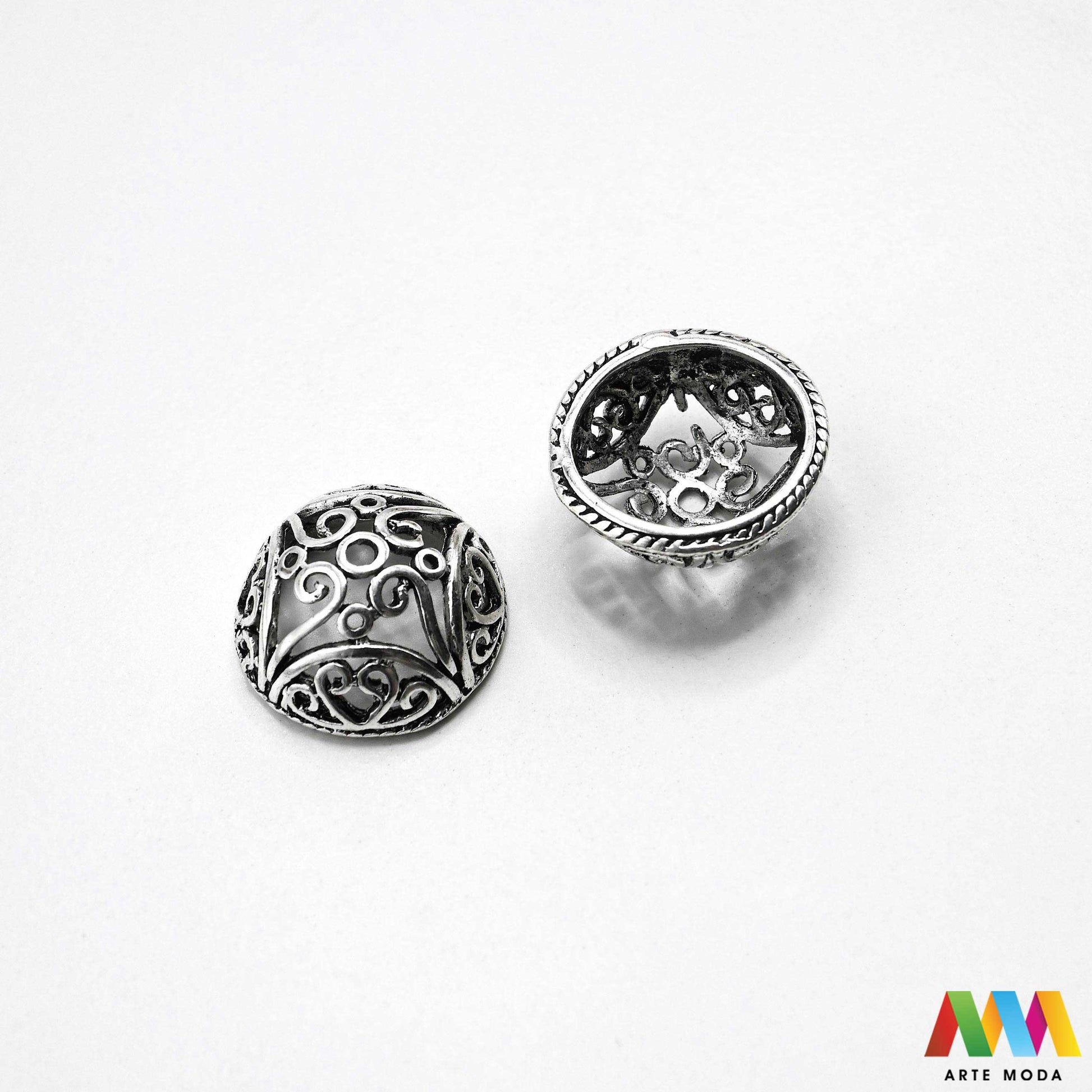 Luksuzne metalne filigranske ljevane kapice za perle u srebrnoj zlatnoj i brončanoj boji izložene Prikazane su čvrste i detaljno lijevane ornamentne kapice krunice i zvonoliki ukrasi koji obujmljuju okrugle staklene drvene i kamene perle pri izradi nakita Vrhunski metalni repromaterijal i masivniji dekorativni razdjelnici s preciznim rupama za nizanje namijenjeni za izradu unikatnih ogrlica narukvica i visećih naušnica u DIY radionicama za ručnu izradu modnog i vintage nakita arte moda repromaterijali