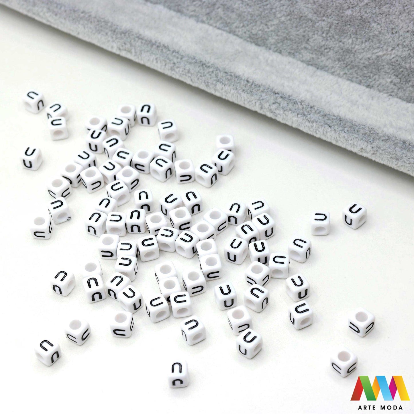 slova brojevi plastične nizanje imenom narukvice prijateljstva dječji nakit personalizirani kockaste perle okrugle abeceda DIY ručni rad izrada mix mješana Stvorite personalizirani nakit s našim plastičnim slovima i brojevima Perle u obliku kocki i krugova idealne su za izradu narukvica s imenom i porukama Lagane su šarene i savršene za dječji nakit i narukvice prijateljstva Lako nizanje za maksimalnu uradi sam zabavu arte moda repromaterijal