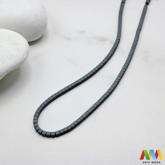 hematit krvavi kamen poludragi mineral metalni sjaj kvarc zrcalo kristal prirodni metalik meditacija zaštita repromaterijal Hematit (ili krvavi kamen) je prirodni mineral smeđe sive ili crne boje karakteriziran prisustvom hladnog metalnog sjaja Vjeruje se da pomaže u jačanju volje samopouzdanja i povezanosti s majkom zemljom Nakit izrađen od njega fascinira svojim tajanstvenim zrcalnim sjajem