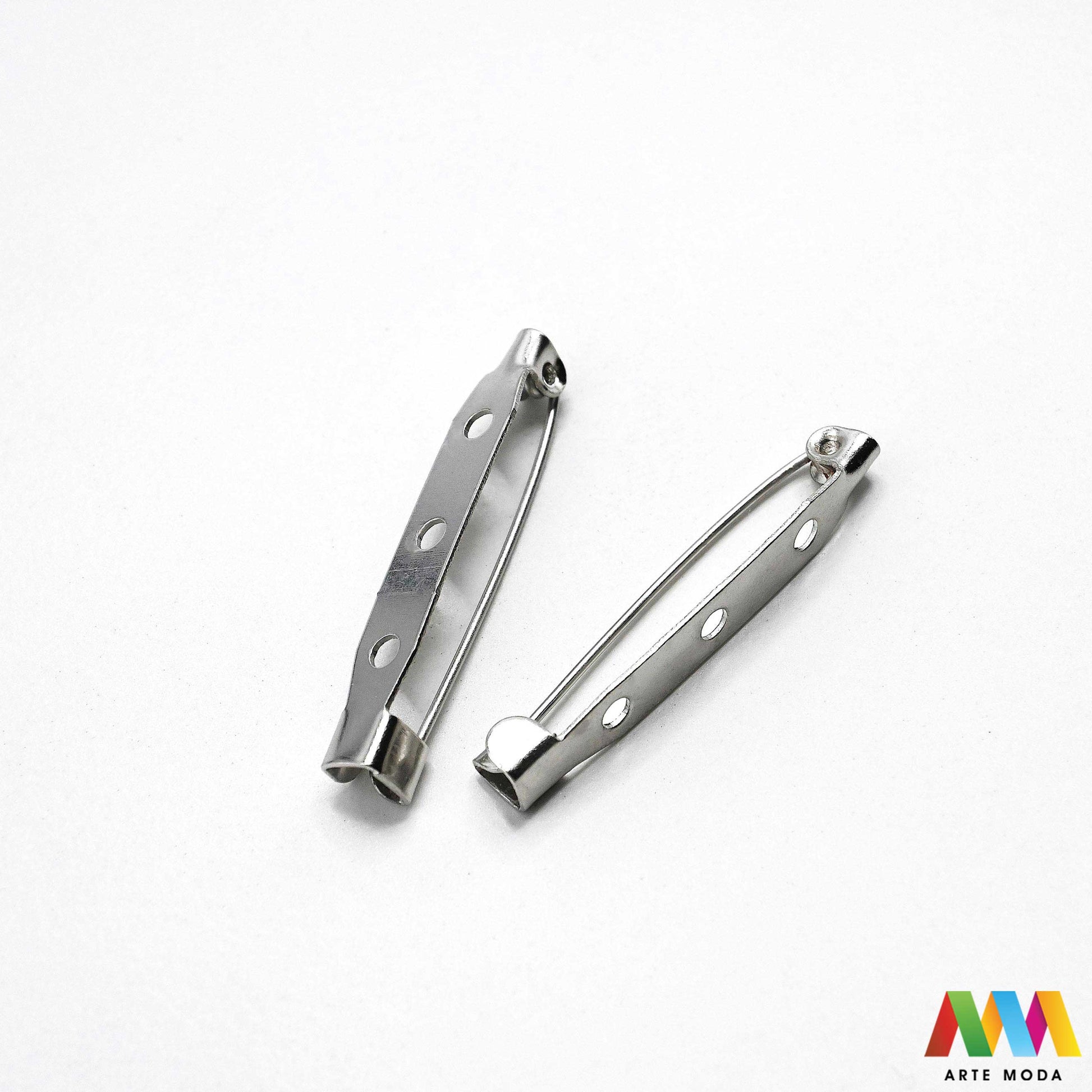 iglice za broš broševi nakit pribor izrada broševa DIY elementi metalne iglice sigurnosne baza šivanje ručni rad modni dodaci Otkrij našu široku paletu iglica za broševe i daj oduška svojoj kreativnosti! Bez obzira na to želiš li izraditi elegantni broš za posebnu prigodu ili zabavan broš za svaki dan kod nas ćeš pronaći savršenu iglicu Nudimo iglice različitih veličina materijala i završnica kako bi tvoji broševi bili zaista jedinstveni