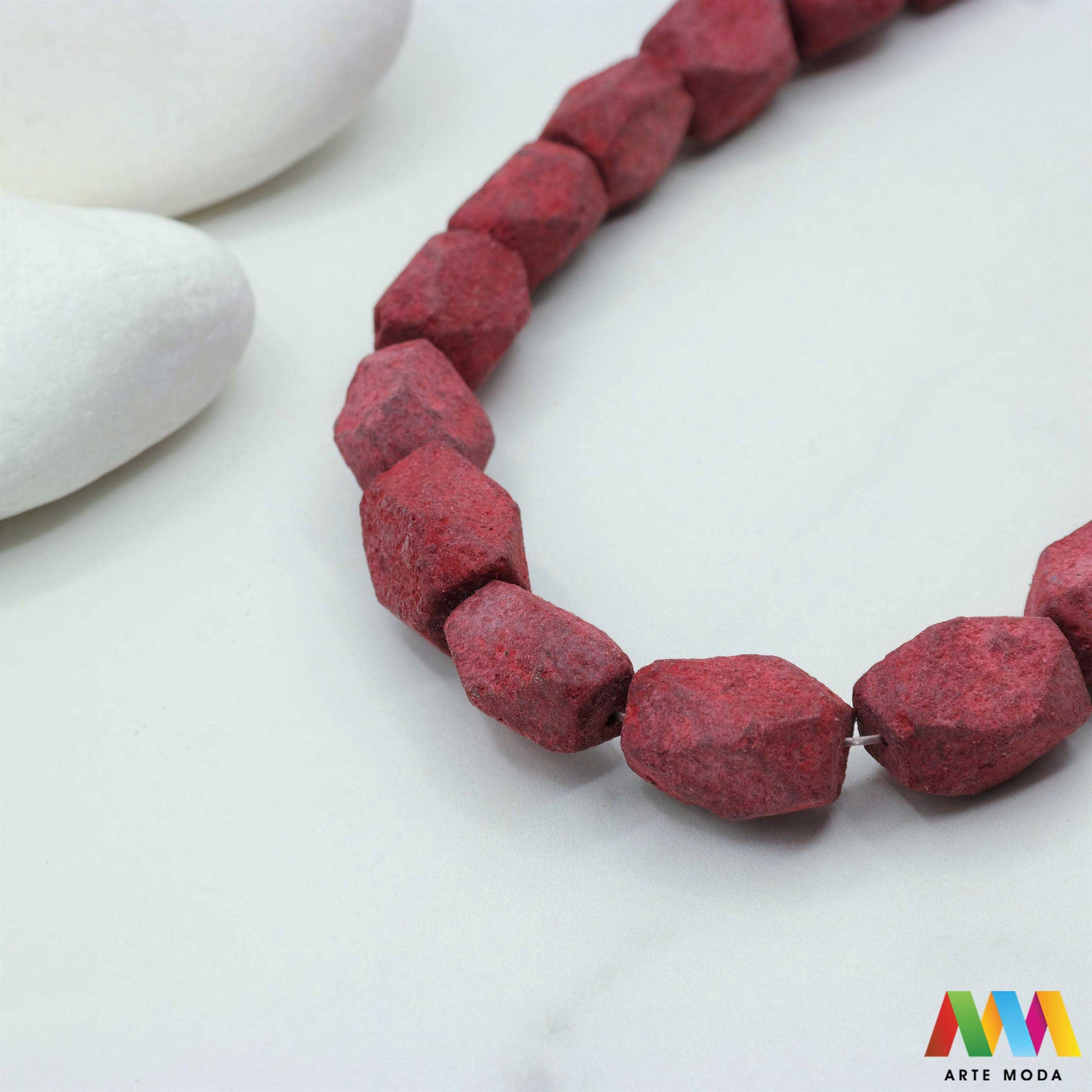 lava kamen vulkanska perle poludragi prirodni mat eterična ulja aromaterapija nakit izrada DIY repromaterijal mineral kristal narukvica ogrlica Tražite jedinstveni materijal za nakit Vulkanska lava je poludragi kamen s moćnom pričom Njegova porozna mat tekstura savršena je za izradu aromaterapijskog nakita jer sjajno upija i difuzira eterična ulja Lagan je simbolizira snagu i uzemljenje te je idealan za unisex i muške narukvice i ogrlice arte moda repromaterijal