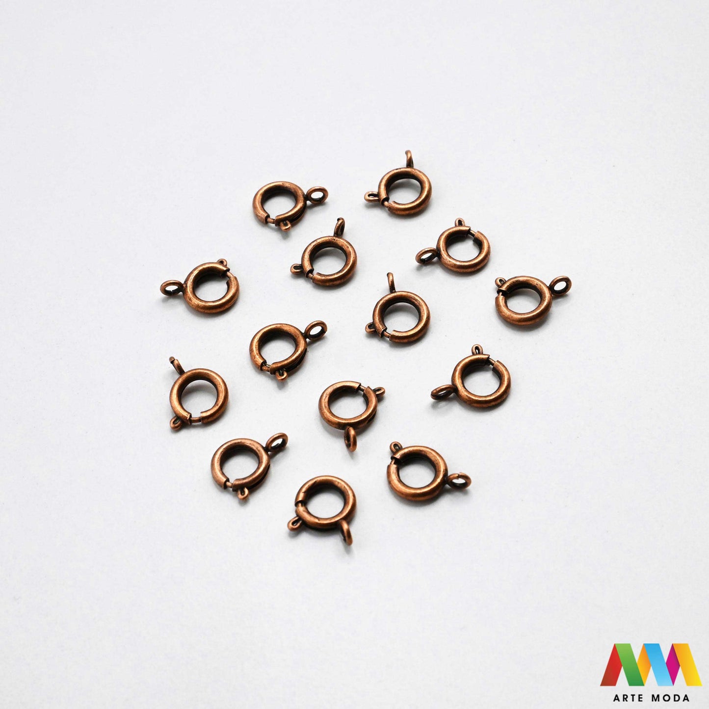 kopče metalne karabiner togl magnet kukice narukvice ogrlice zatvarači nakit DIY metalni pribor spajanje nakita srebrne zlatne karabin magnetne završne kopča narukvica ogrlica Osigurajte svoj nakit Metalne kopče su esencijalne za sigurno završavanje ogrlica i narukvica Birajte između karabin kopči pouzdanost magnetnih kopči lakoća i togl kopči stil Kvalitetni zatvarači u raznim bojama temelj svakog uradi sam nakit projekta arte moda repromaterijal