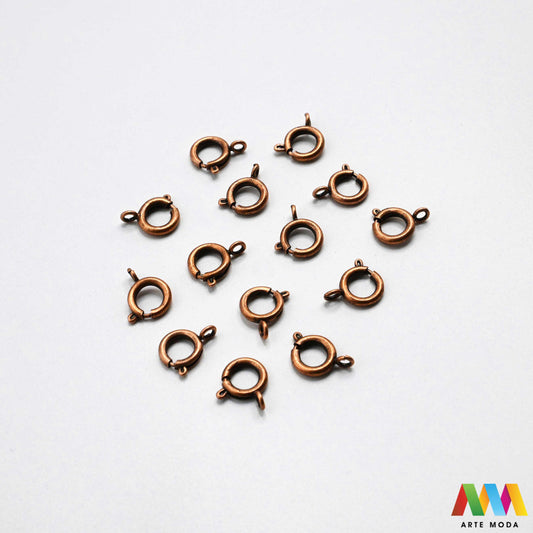 kopče metalne karabiner togl magnet kukice narukvice ogrlice zatvarači nakit DIY metalni pribor spajanje nakita srebrne zlatne karabin magnetne završne kopča narukvica ogrlica Osigurajte svoj nakit Metalne kopče su esencijalne za sigurno završavanje ogrlica i narukvica Birajte između karabin kopči pouzdanost magnetnih kopči lakoća i togl kopči stil Kvalitetni zatvarači u raznim bojama temelj svakog uradi sam nakit projekta arte moda repromaterijal