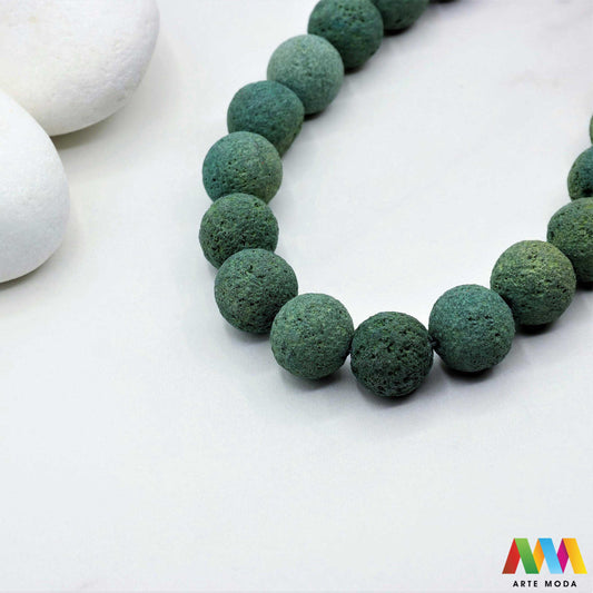 lava kamen vulkanska perle poludragi prirodni mat eterična ulja aromaterapija nakit izrada DIY repromaterijal mineral kristal narukvica ogrlica Tražite jedinstveni materijal za nakit Vulkanska lava je poludragi kamen s moćnom pričom Njegova porozna mat tekstura savršena je za izradu aromaterapijskog nakita jer sjajno upija i difuzira eterična ulja Lagan je simbolizira snagu i uzemljenje te je idealan za unisex i muške narukvice i ogrlice arte moda repromaterijal