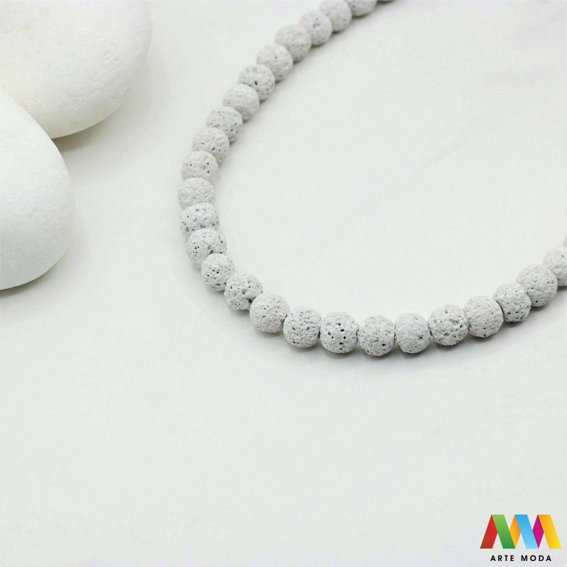 lava kamen vulkanska perle poludragi prirodni mat eterična ulja aromaterapija nakit izrada DIY repromaterijal mineral kristal narukvica ogrlica Tražite jedinstveni materijal za nakit Vulkanska lava je poludragi kamen s moćnom pričom Njegova porozna mat tekstura savršena je za izradu aromaterapijskog nakita jer sjajno upija i difuzira eterična ulja Lagan je simbolizira snagu i uzemljenje te je idealan za unisex i muške narukvice i ogrlice arte moda repromaterijal