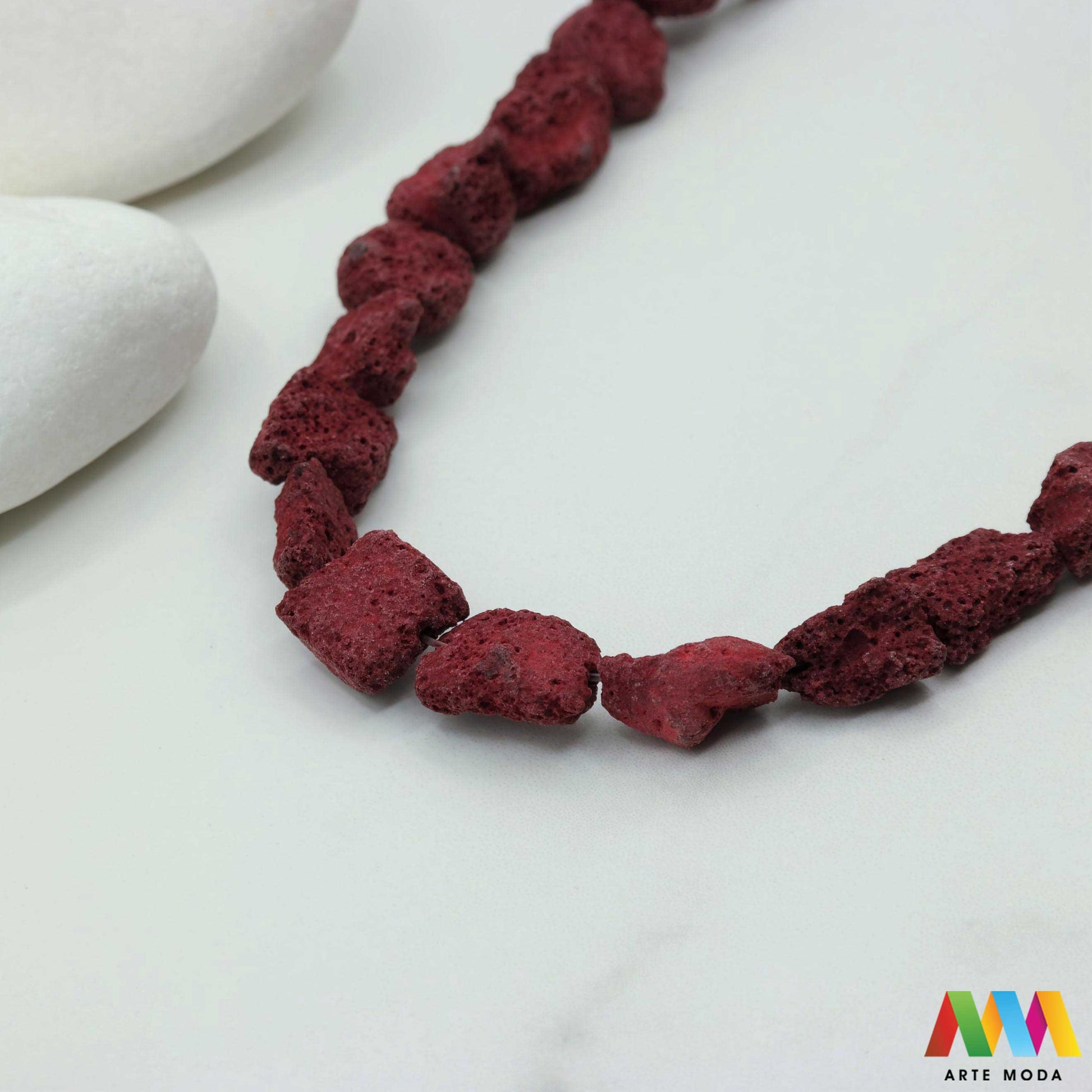 lava kamen vulkanska perle poludragi prirodni mat eterična ulja aromaterapija nakit izrada DIY repromaterijal mineral kristal narukvica ogrlica Tražite jedinstveni materijal za nakit Vulkanska lava je poludragi kamen s moćnom pričom Njegova porozna mat tekstura savršena je za izradu aromaterapijskog nakita jer sjajno upija i difuzira eterična ulja Lagan je simbolizira snagu i uzemljenje te je idealan za unisex i muške narukvice i ogrlice arte moda repromaterijal