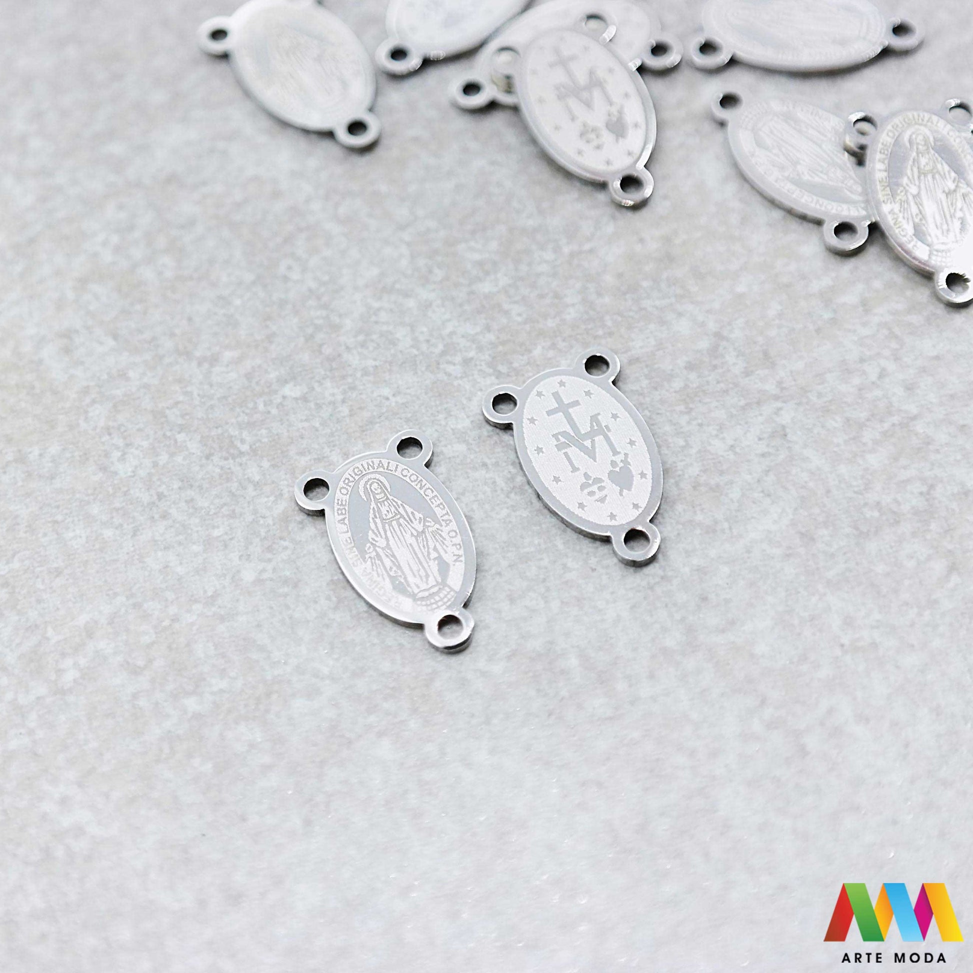 sveta majka božja gospa sakralni privjesak od čelika privjesak čelik čelični ogrlice ogrlica narukvica narukvice nehrđajući krunica Privjesci izrađeni od nehrđajućeg čelika 316L koji služe za izradu nakita poput narukvica ogrlica ili krunica Najčešće se koriste za nizanje ili uz pomoć alkice se stavljaju na sajlu gumu flaks i ostale materijale
