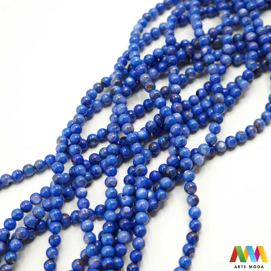 sedef školjka mekušac biser puž glavonožac kalcijev karbonat hitin poludrago kamenje repromaterijal poludragi kamen mineral Sedef je lako prepoznatljiva glatka tvar duginih boja koja tvori unutarnji sloj školjke određenih vrsta mekušaca i prekriva vanjski sloj bisera Sastoji se od kalcijevog karbonata kojeg izlučuju neki morski i slatkovodni mekušci te ga ova struktura čini otpornim na oštećenja dajući joj prepoznatljivi i jedinstveni sedefasti sjaj arte moda repromaterijal