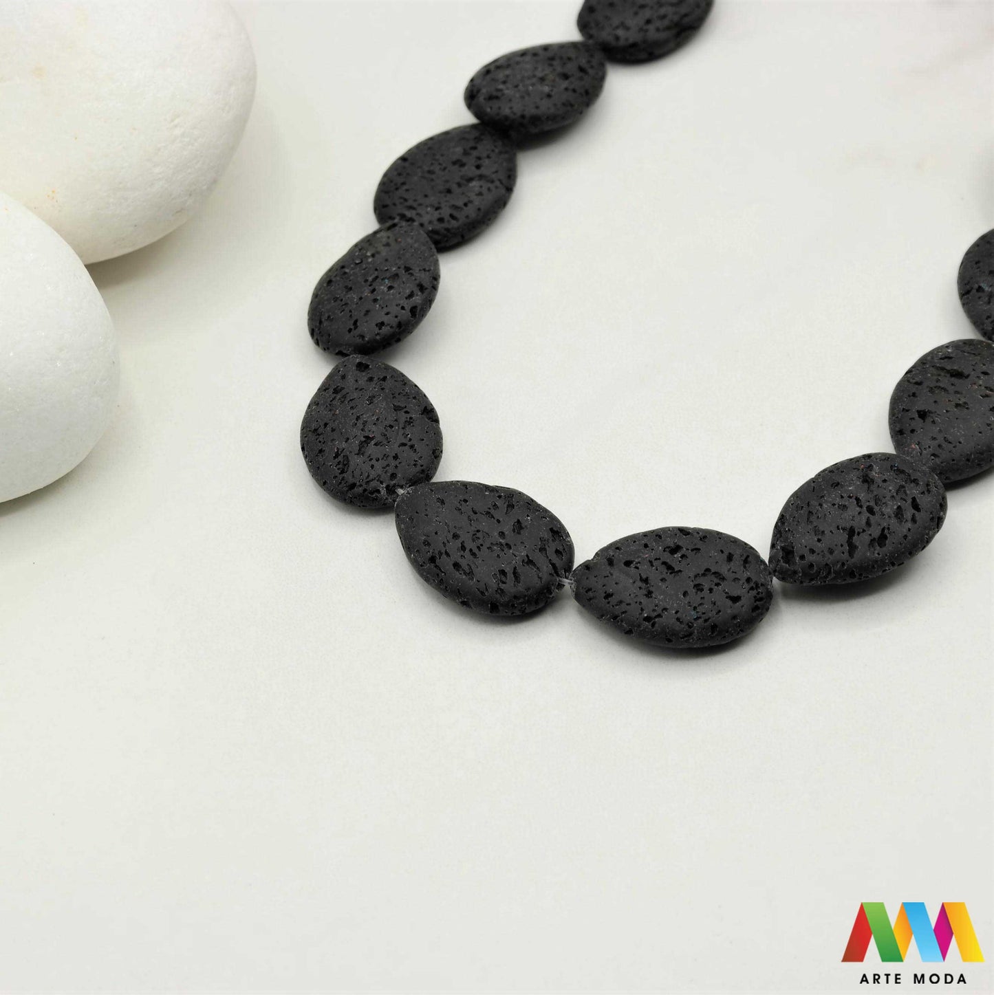 lava kamen vulkanska perle poludragi prirodni mat eterična ulja aromaterapija nakit izrada DIY repromaterijal mineral kristal narukvica ogrlica Tražite jedinstveni materijal za nakit Vulkanska lava je poludragi kamen s moćnom pričom Njegova porozna mat tekstura savršena je za izradu aromaterapijskog nakita jer sjajno upija i difuzira eterična ulja Lagan je simbolizira snagu i uzemljenje te je idealan za unisex i muške narukvice i ogrlice arte moda repromaterijal