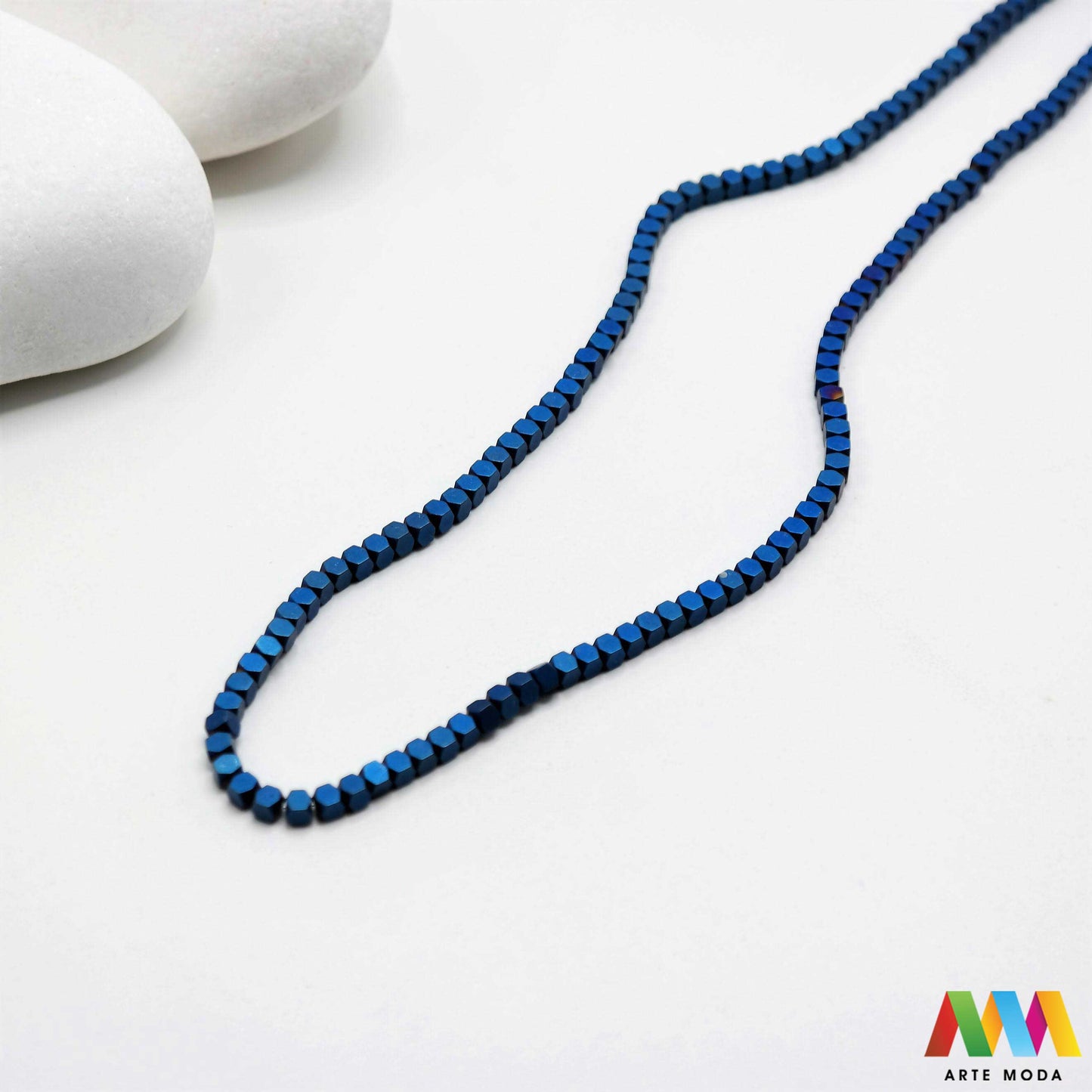 hematit krvavi kamen poludragi mineral metalni sjaj kvarc zrcalo kristal prirodni metalik meditacija zaštita repromaterijal Hematit (ili krvavi kamen) je prirodni mineral smeđe sive ili crne boje karakteriziran prisustvom hladnog metalnog sjaja Vjeruje se da pomaže u jačanju volje samopouzdanja i povezanosti s majkom zemljom Nakit izrađen od njega fascinira svojim tajanstvenim zrcalnim sjajem