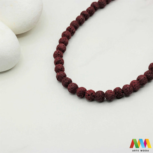 lava kamen vulkanska perle poludragi prirodni mat eterična ulja aromaterapija nakit izrada DIY repromaterijal mineral kristal narukvica ogrlica Tražite jedinstveni materijal za nakit Vulkanska lava je poludragi kamen s moćnom pričom Njegova porozna mat tekstura savršena je za izradu aromaterapijskog nakita jer sjajno upija i difuzira eterična ulja Lagan je simbolizira snagu i uzemljenje te je idealan za unisex i muške narukvice i ogrlice arte moda repromaterijal