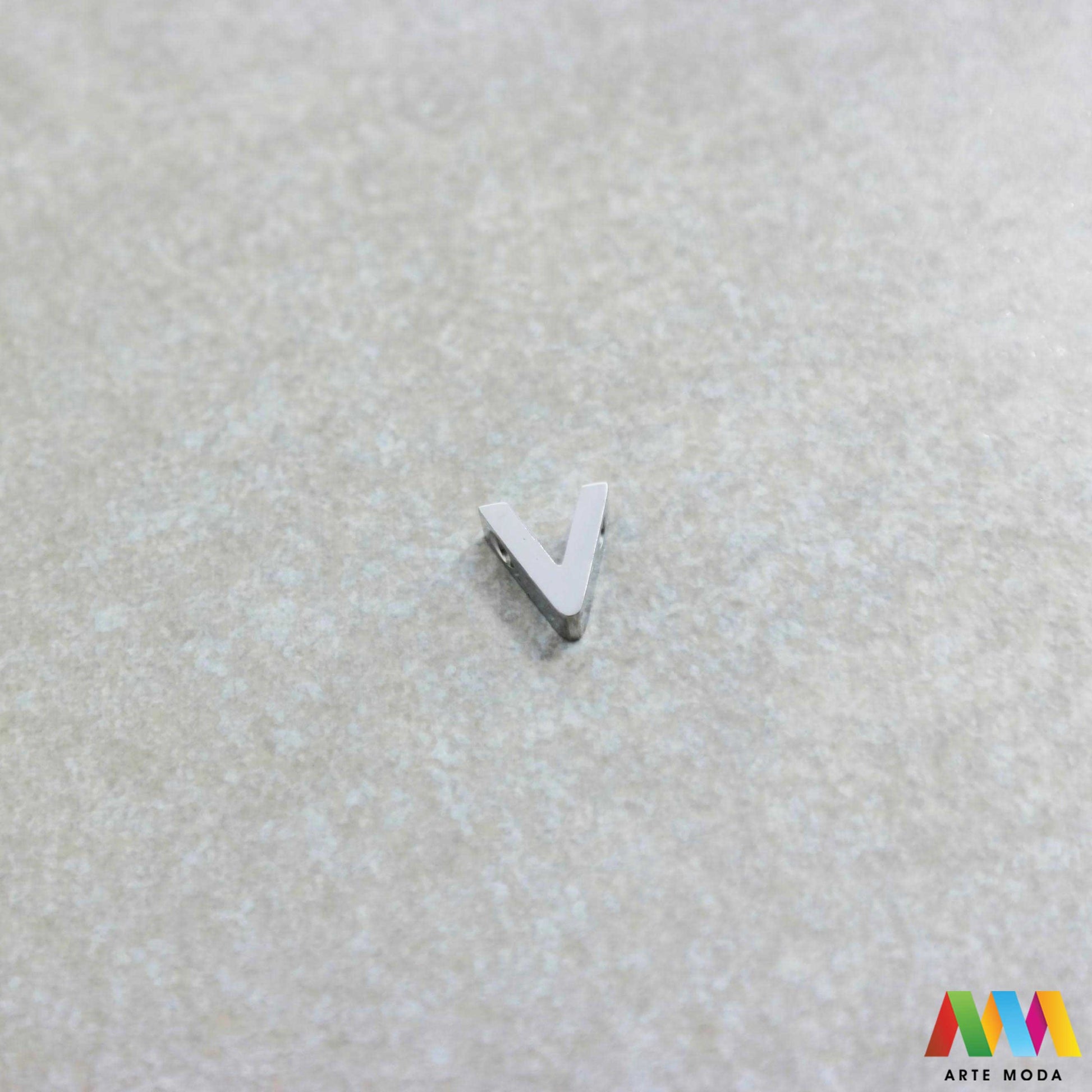 V slovo slova privjesak s jednom rupom privjesak od čelika privjesak čelik repromaterijal čelični ogrlice ogrlica narukvica narukvice nanožnica nehrđajući Slova izrađena od nehrđajućeg čelika 316L koja služe za izradu nakita poput narukvica ili ogrlica najčešće se koriste za nizanje na sajlu gumu flaks i ostale materijale