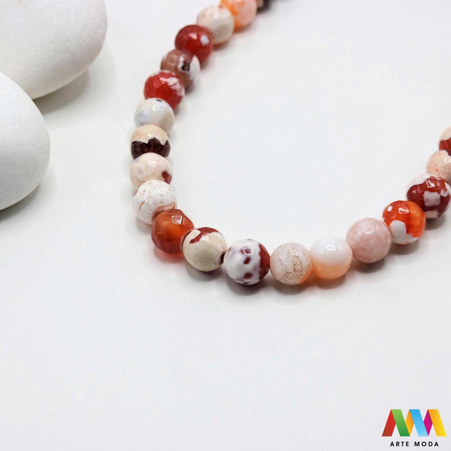 poludragi kamen ahat kristal kalcedon polu dragi poludrago kamenje dragulj mineral kvarc Ahat je jedan od najrasprostranjenijih kristala na planeti Ahat spada u grupu kalcedona izrazito je dekorativan te se od njega izrađuje lijepi nakit i ukrasni predmeti U Hrvatskoj je poznati Lepoglavski Ahat s brda Gaveznica